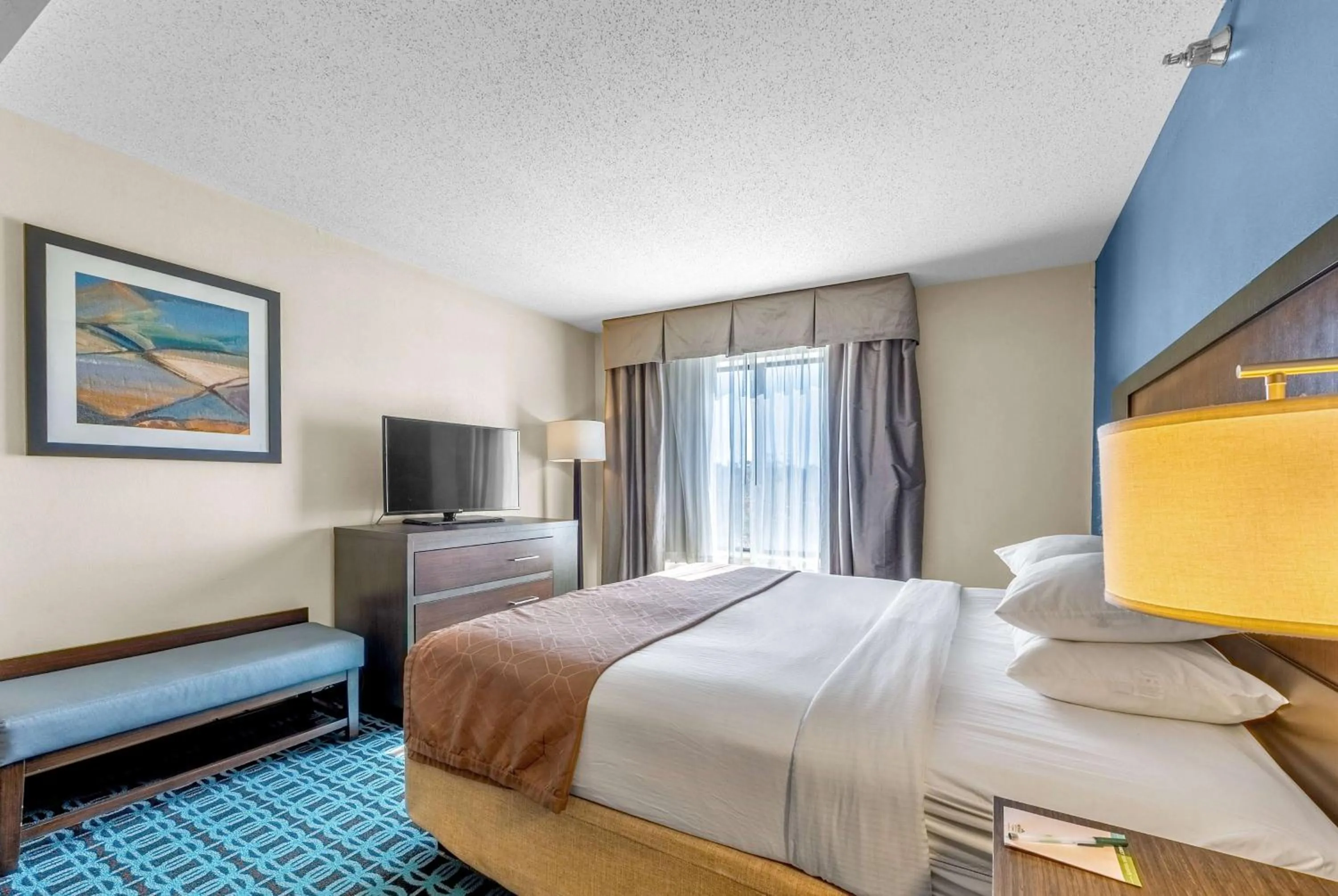Photo of the whole room, Bed in Wingate by Wyndham Chicago Schaumburg