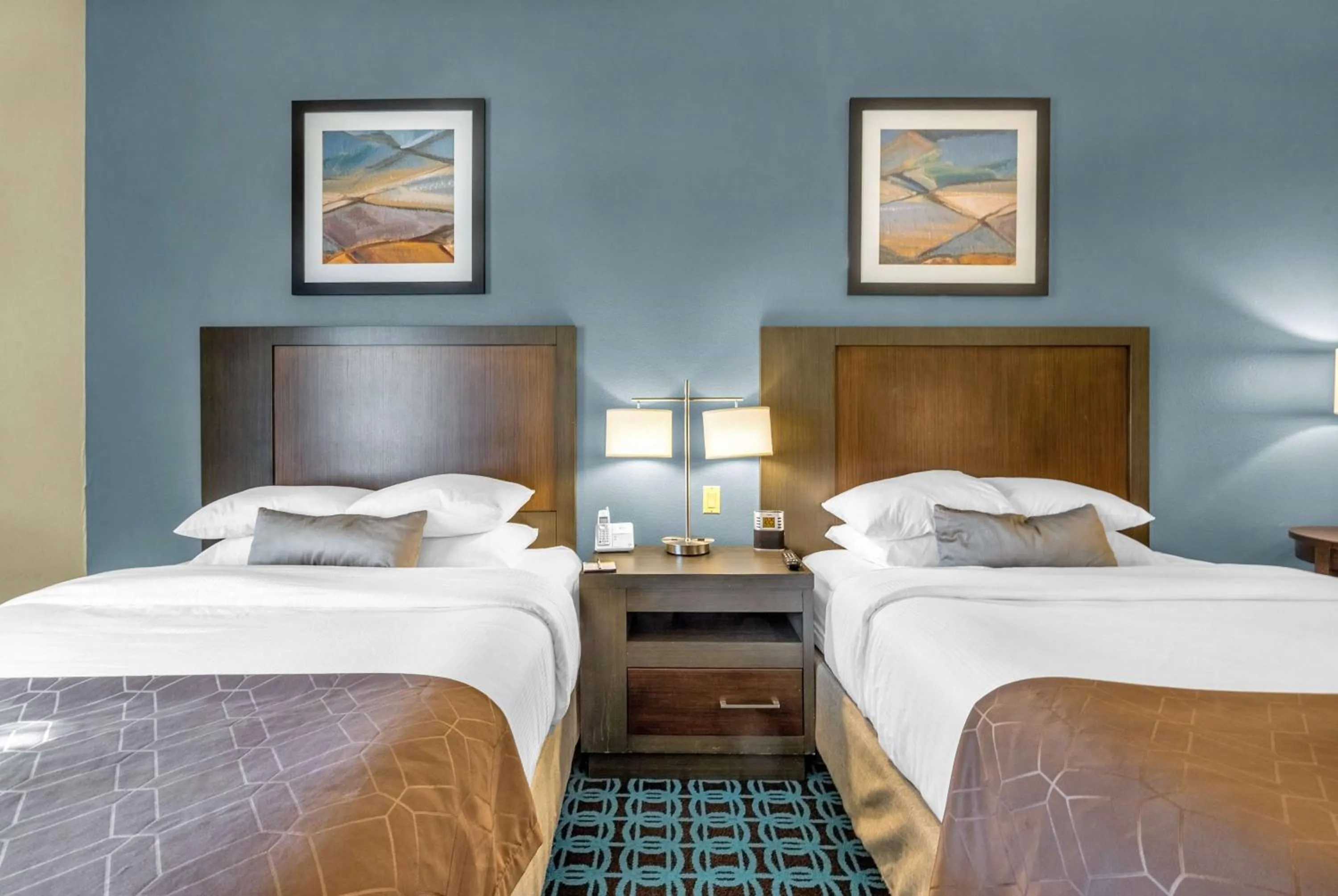 Photo of the whole room, Bed in Wingate by Wyndham Chicago Schaumburg