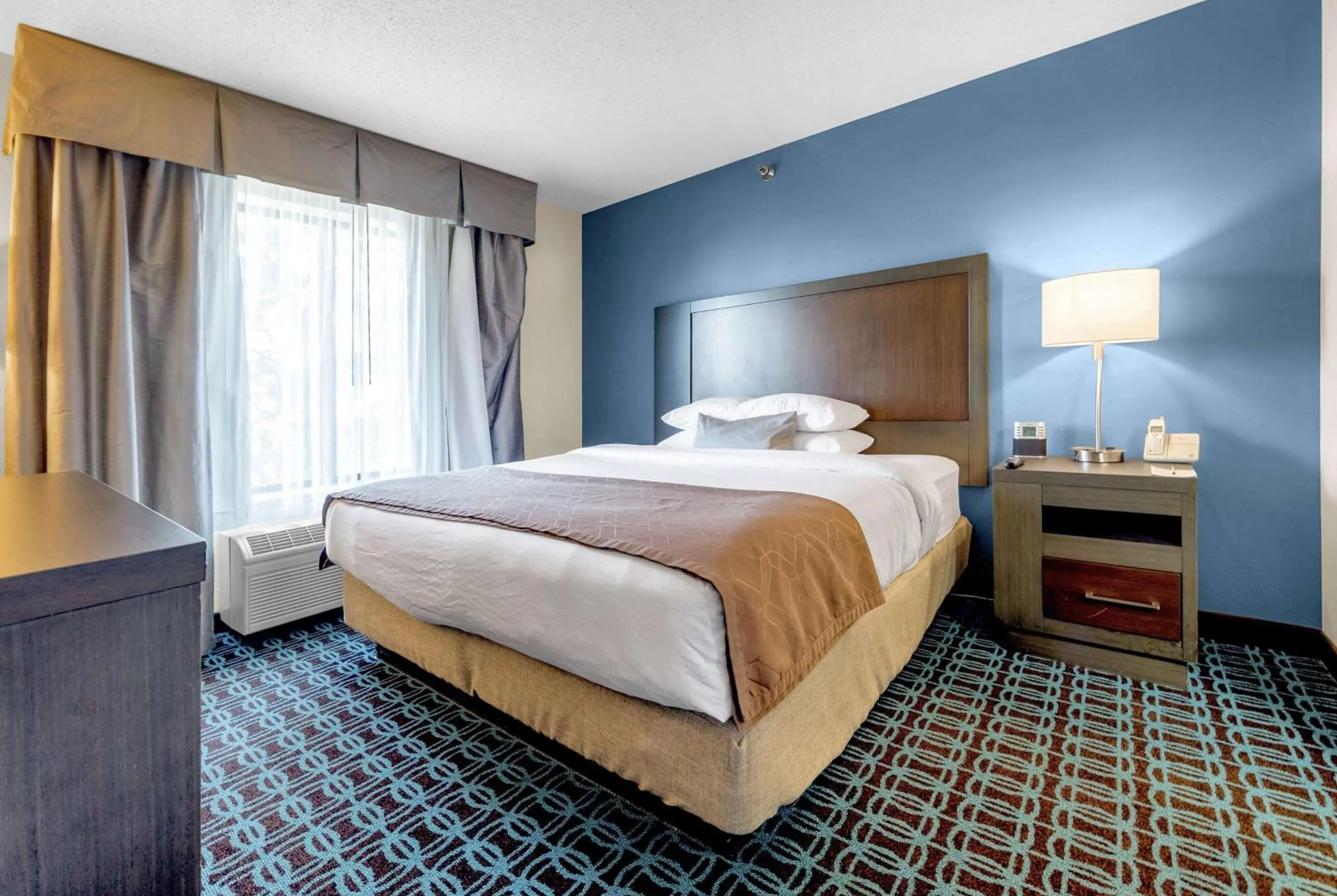 Photo of the whole room, Bed in Wingate by Wyndham Chicago Schaumburg