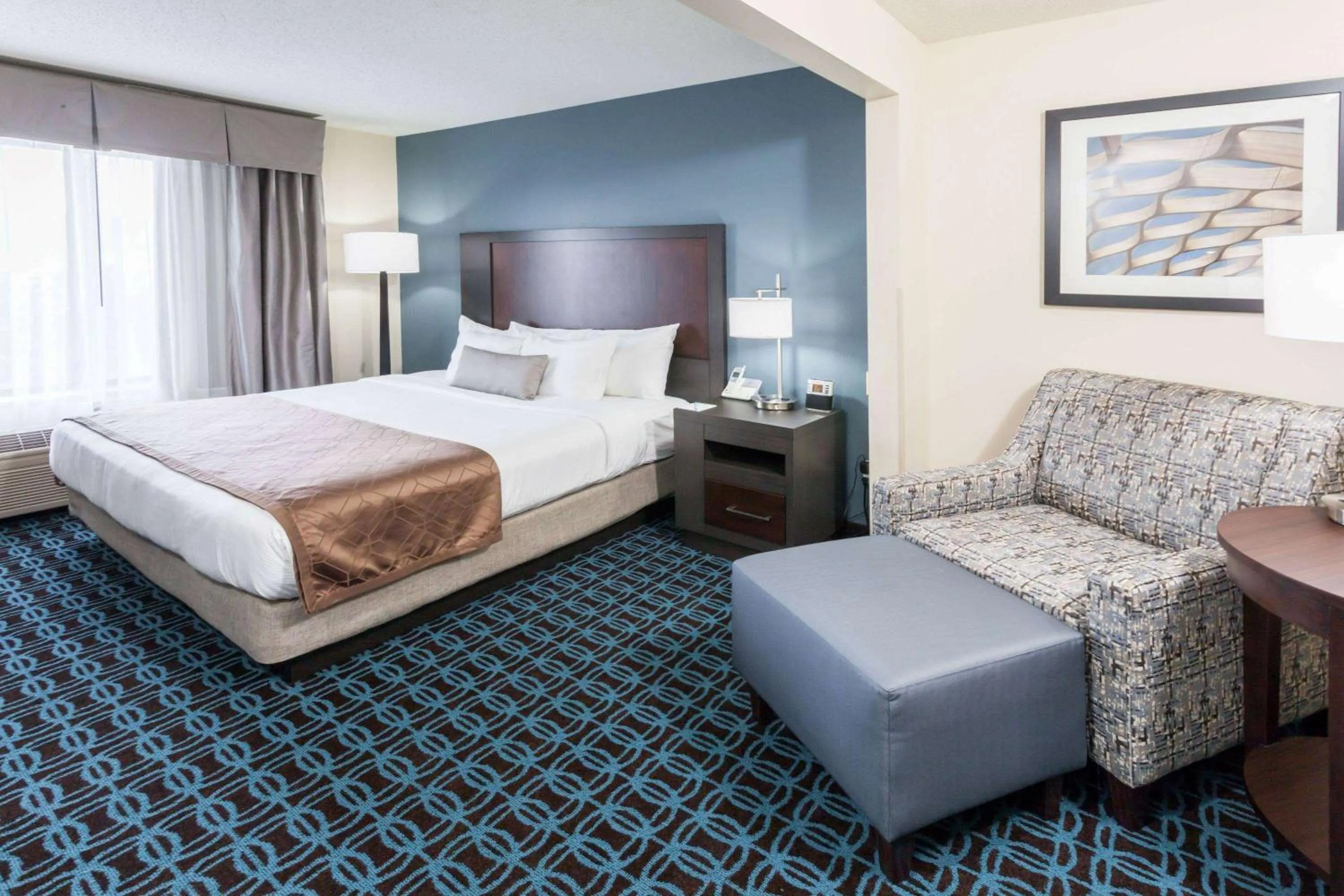 Photo of the whole room, Bed in Wingate by Wyndham Chicago Schaumburg