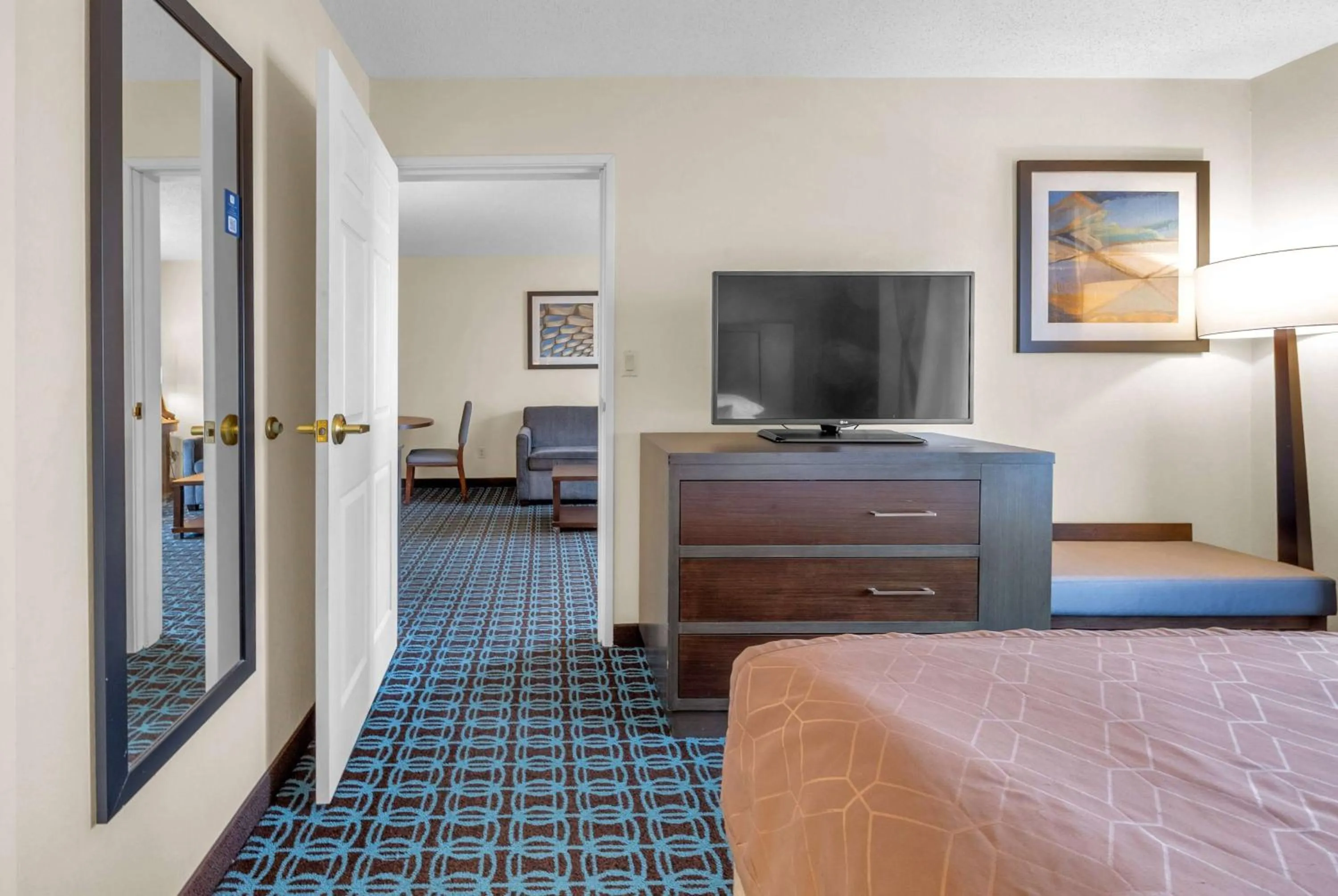 Bed in Wingate by Wyndham Chicago Schaumburg