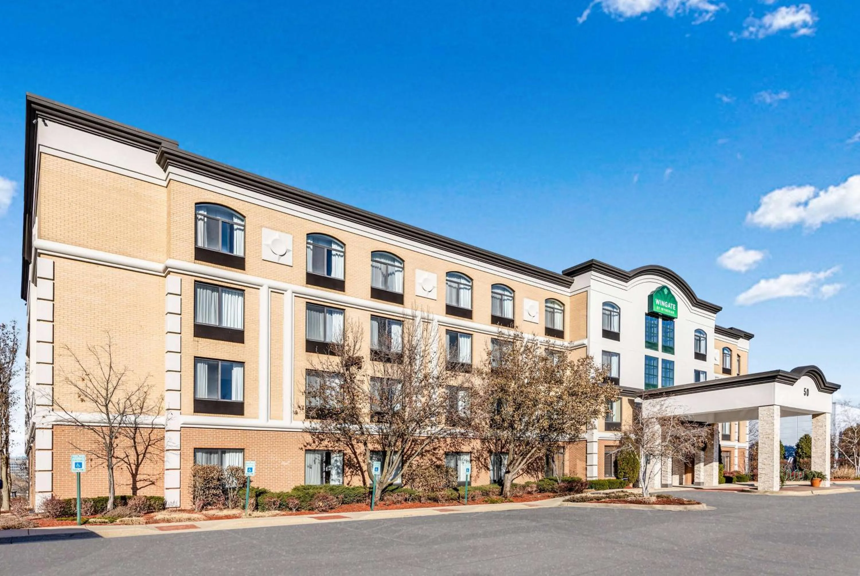Property building in Wingate by Wyndham Chicago Schaumburg