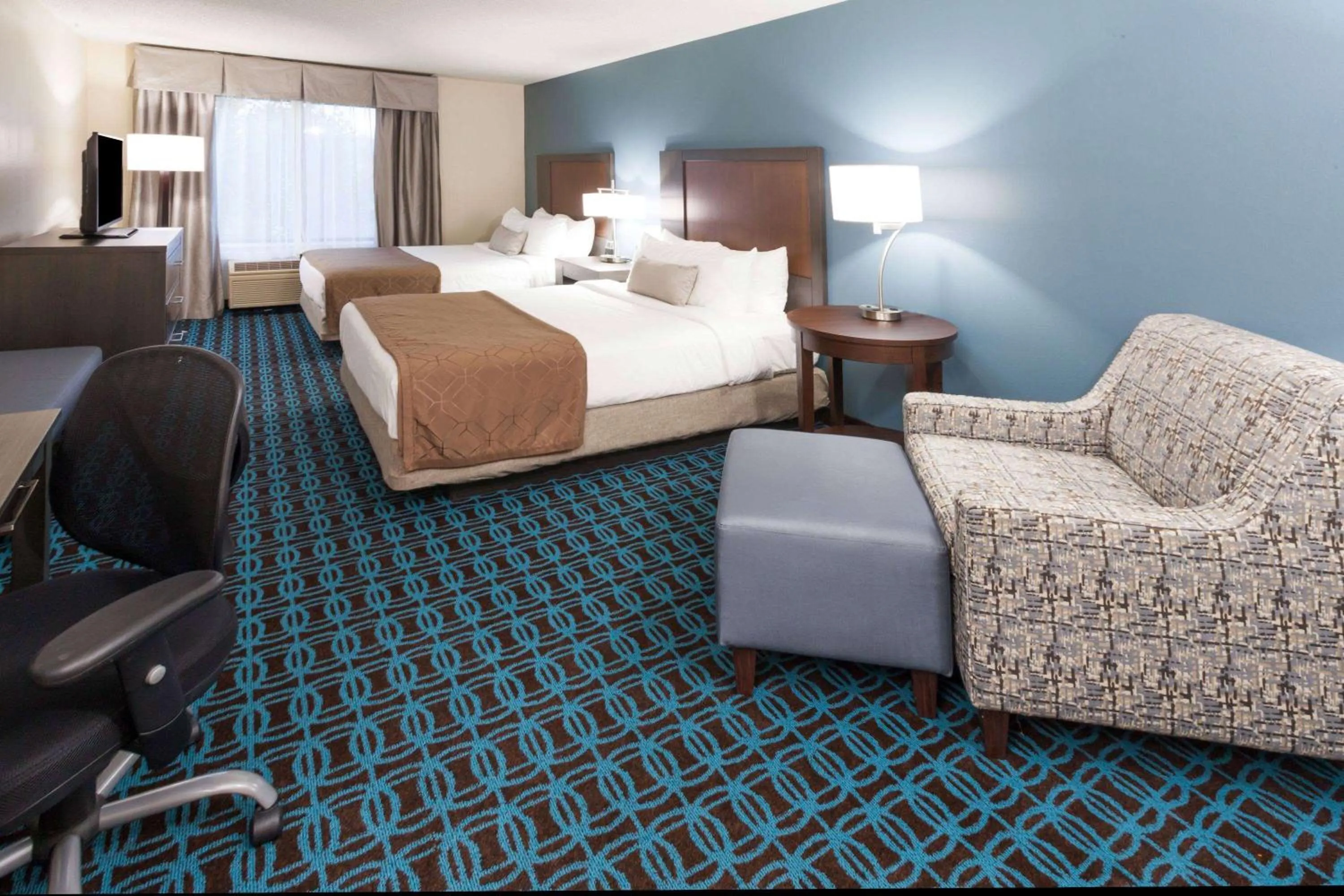 Photo of the whole room, Bed in Wingate by Wyndham Chicago Schaumburg