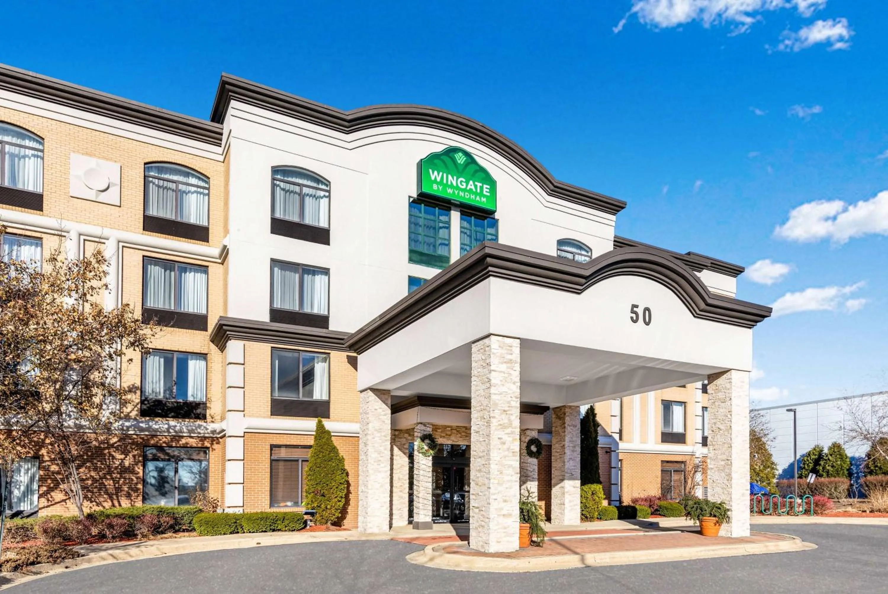 Property building in Wingate by Wyndham Chicago Schaumburg