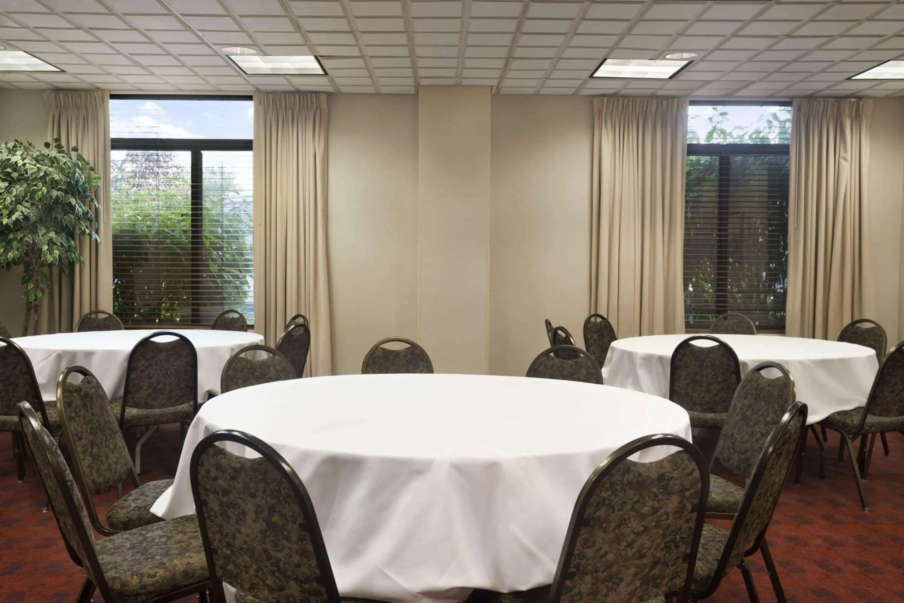 Meeting/conference room in Wingate by Wyndham Chicago Schaumburg