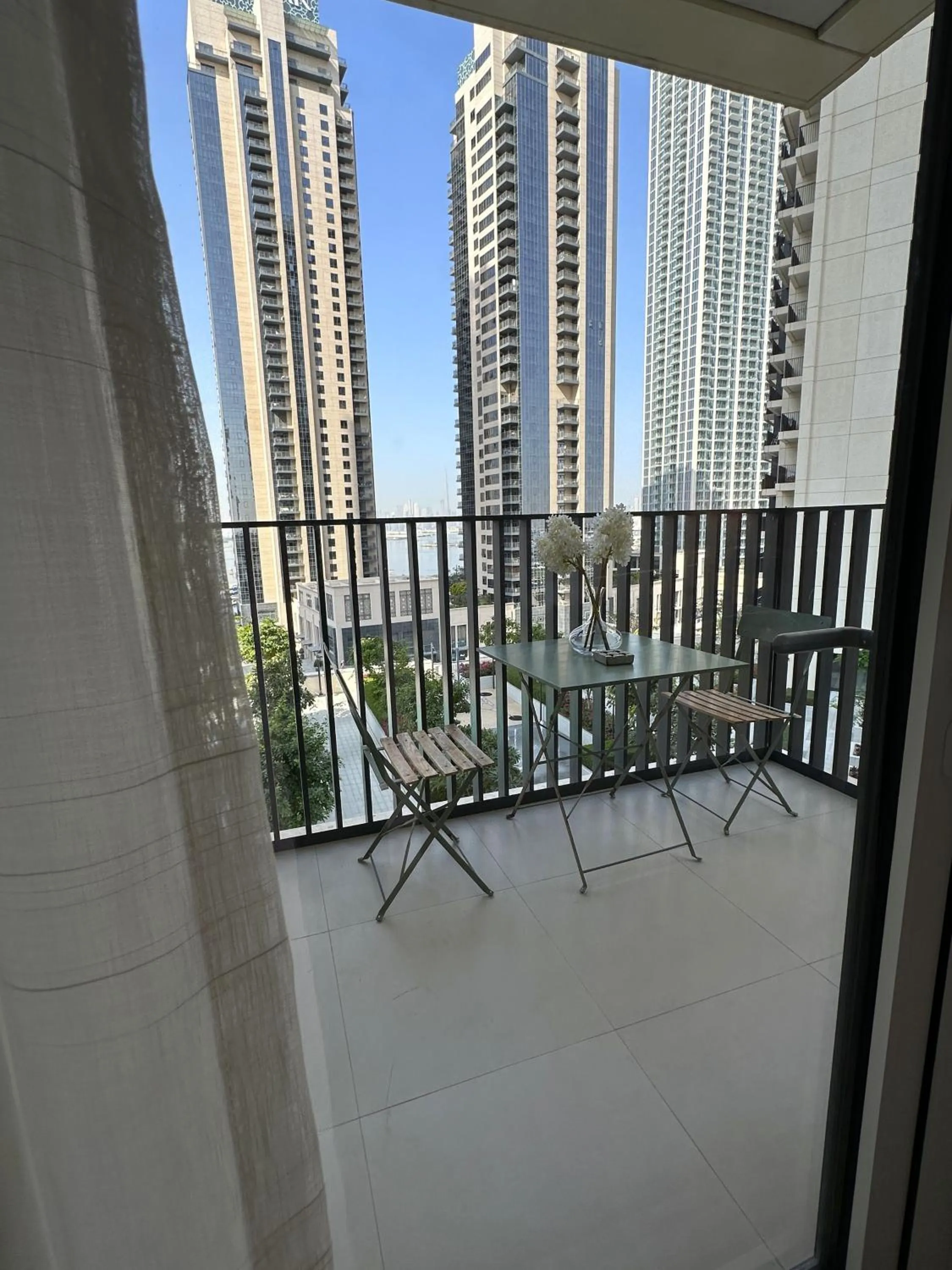 Balcony/Terrace in 3BR Haven with Burj Views by MagnoliasVHR