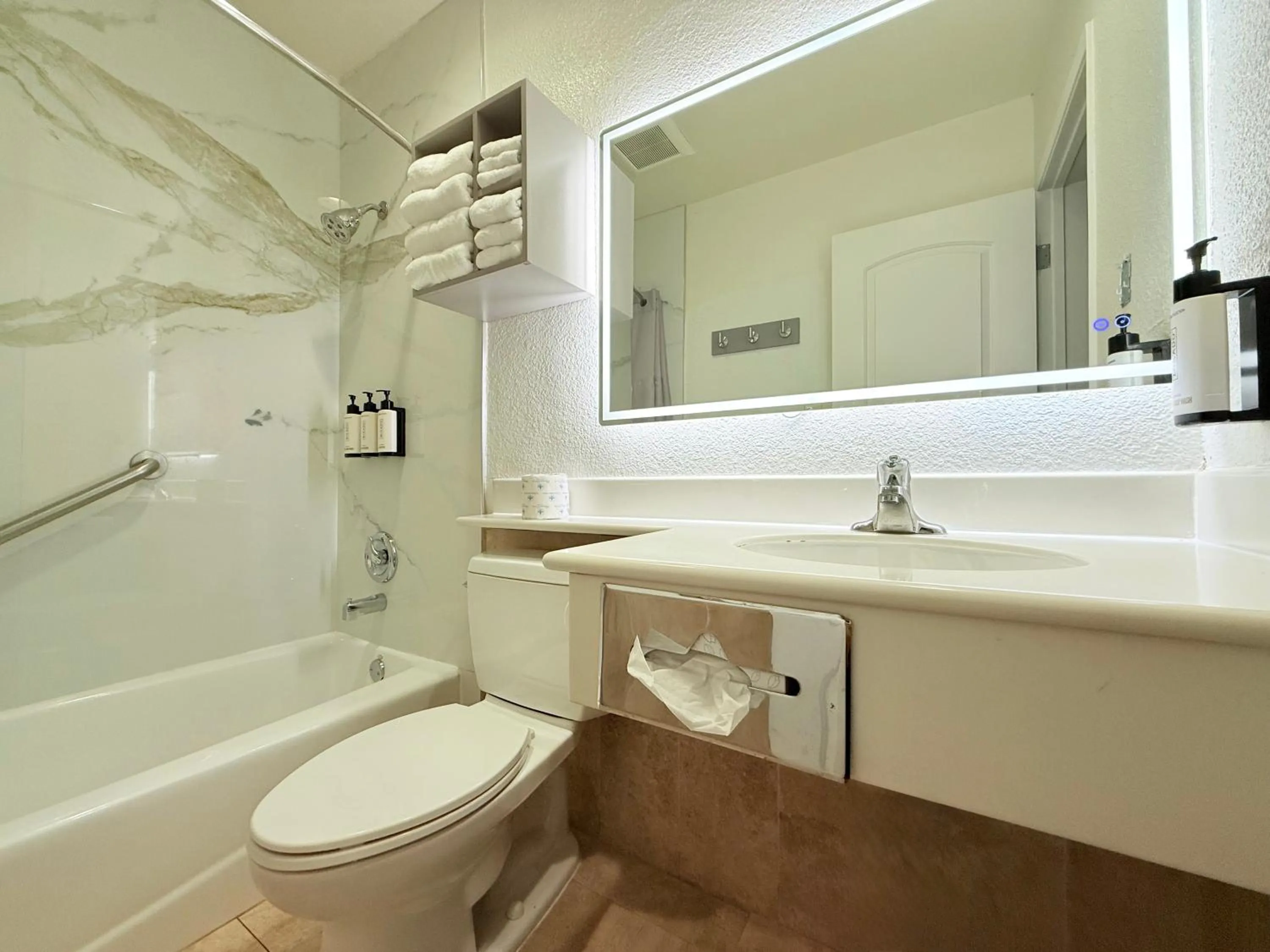 Shower in Anaheim Islander Inn and suites near Park and Convention center