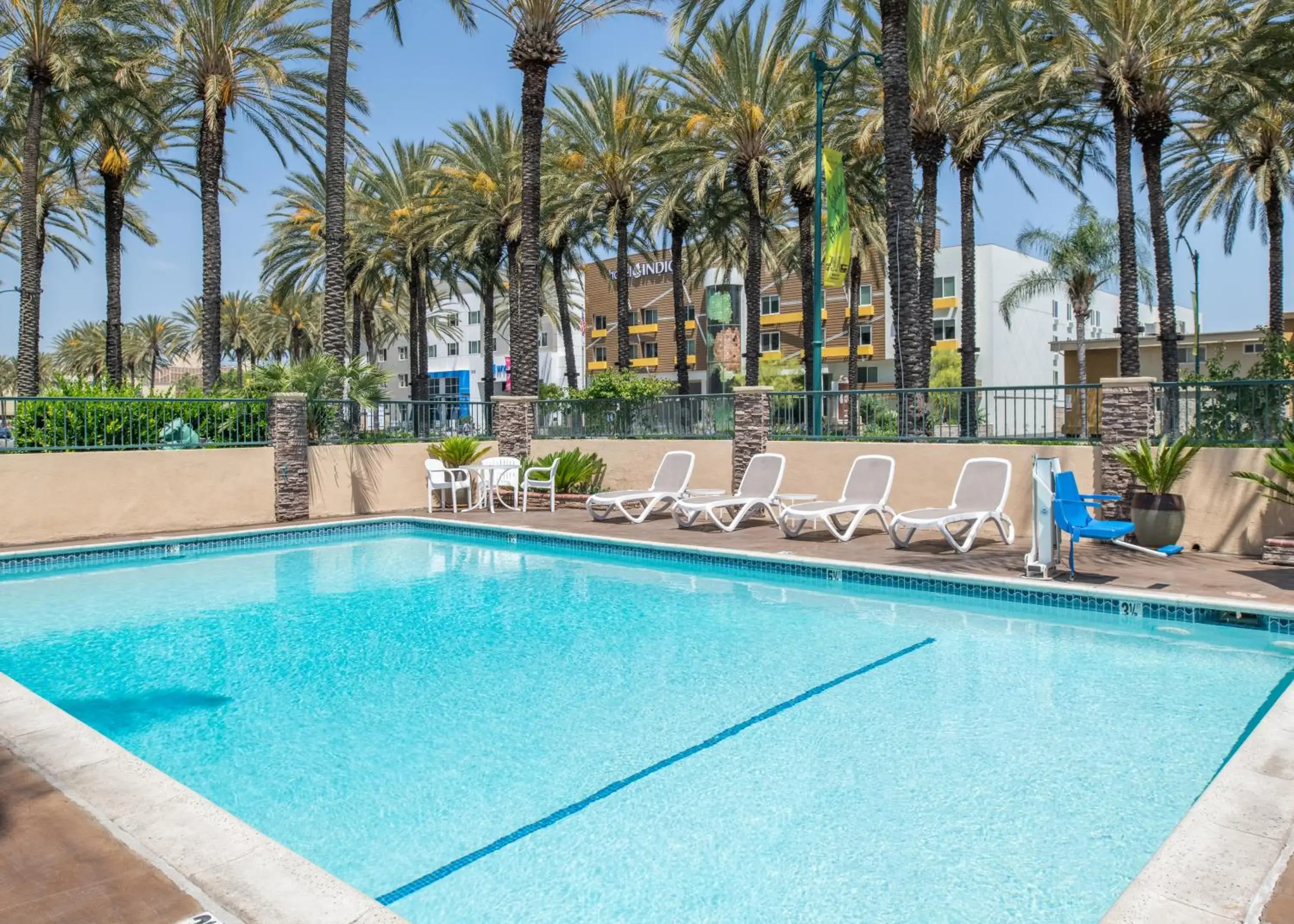 Swimming pool in Anaheim Islander Inn and suites near Park and Convention center Swimming pool in Anaheim Islander Inn and suites near Park and Convention center