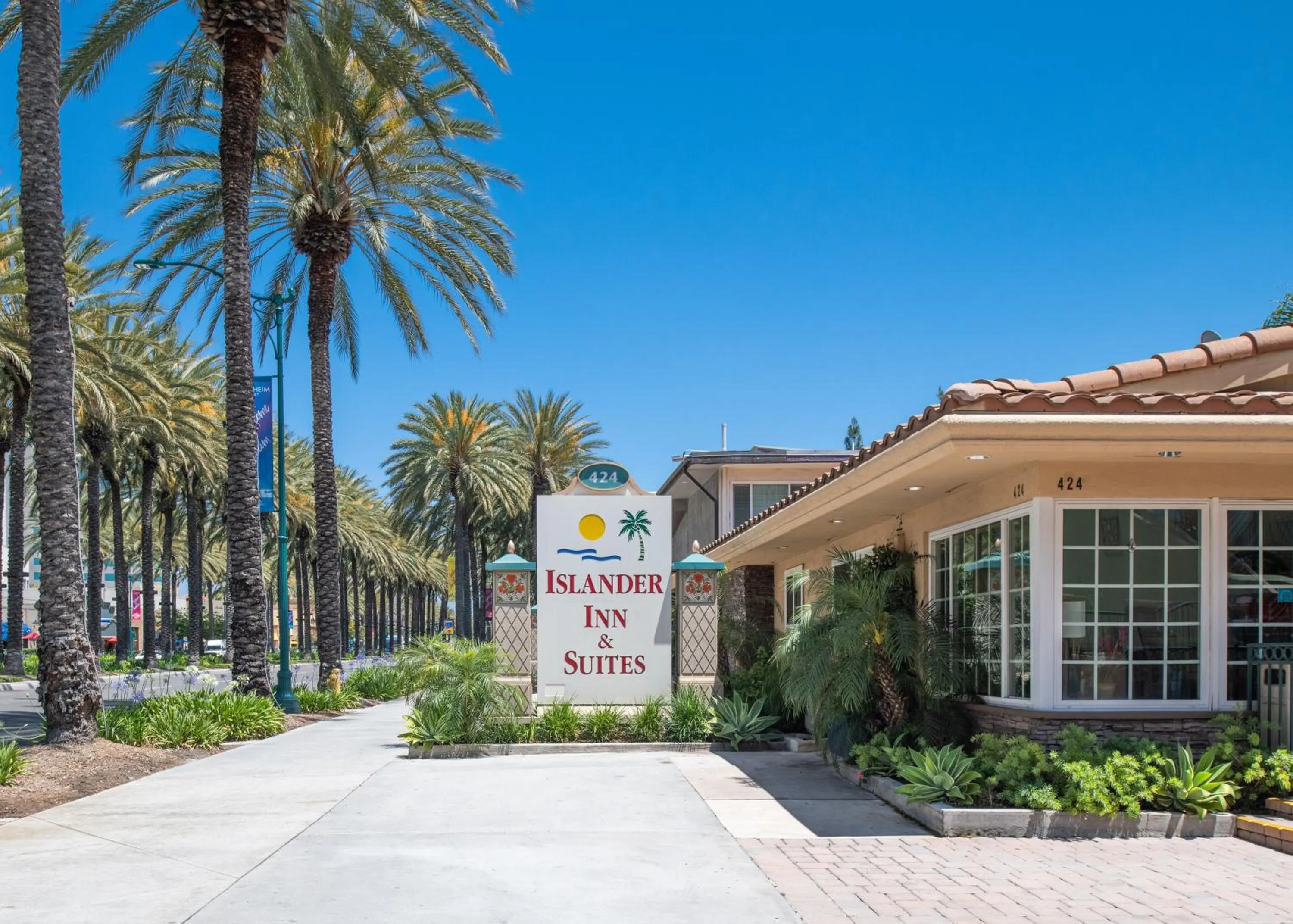 Property building in Anaheim Islander Inn and suites near Park and Convention center