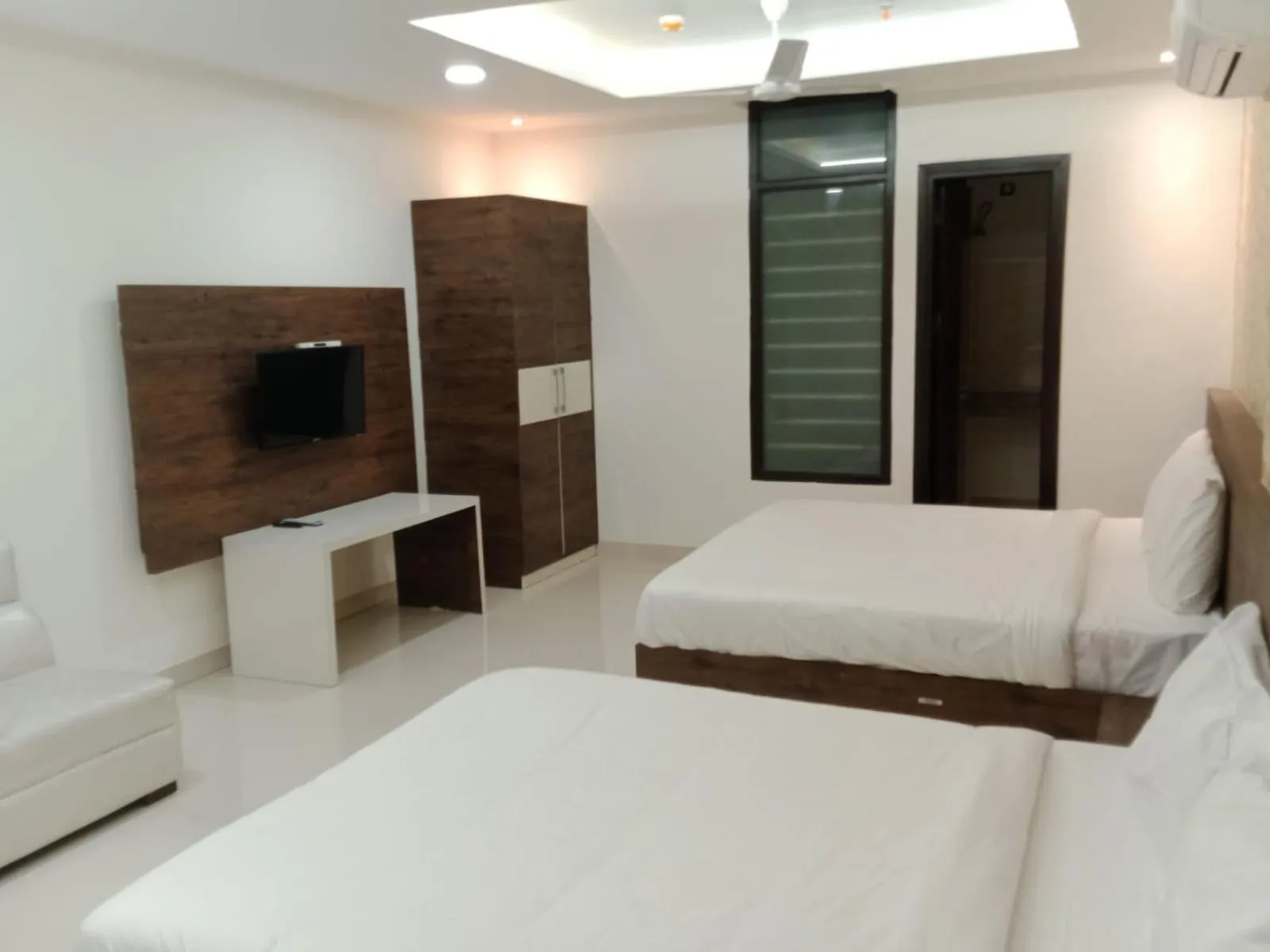 Bed in HOTEL GOLDEN LEAF