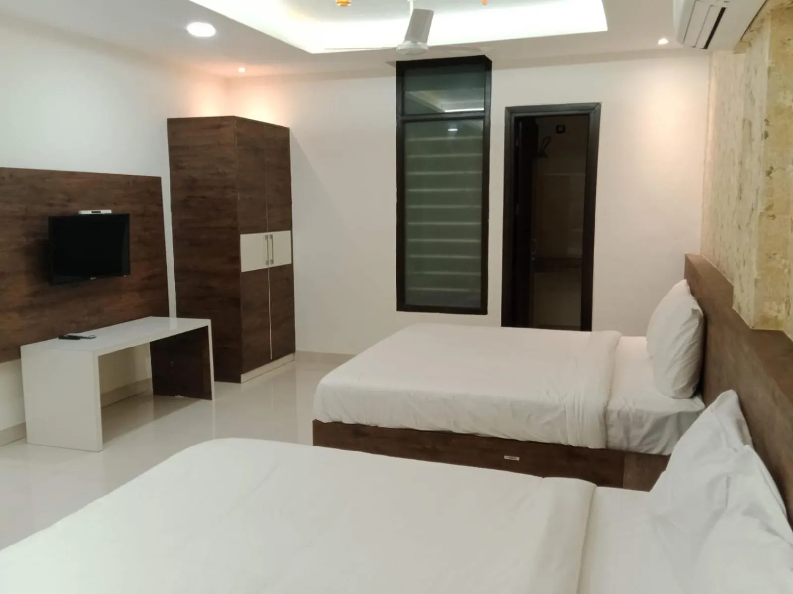 Bed in HOTEL GOLDEN LEAF