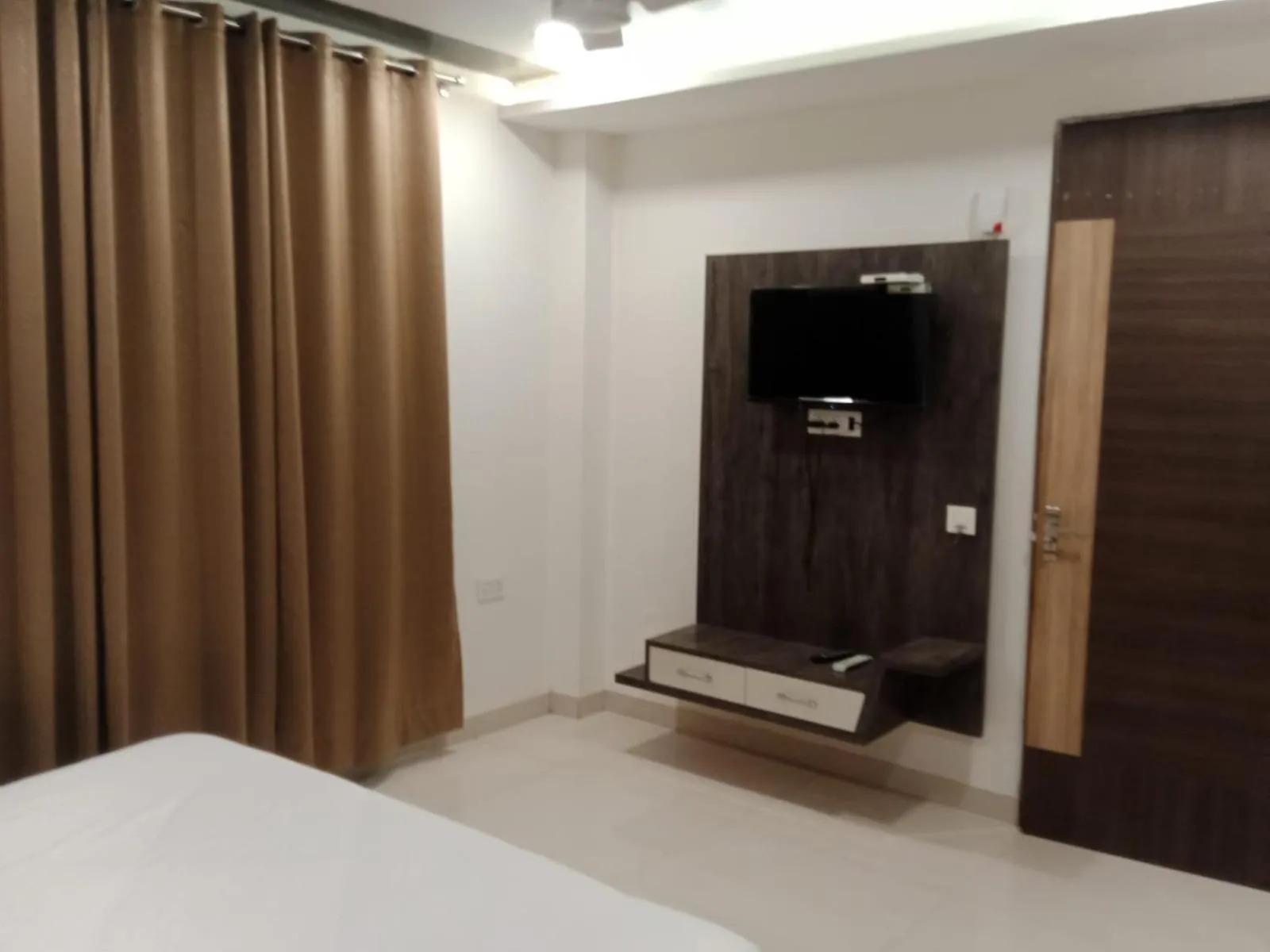 Bedroom, Bed in HOTEL GOLDEN LEAF