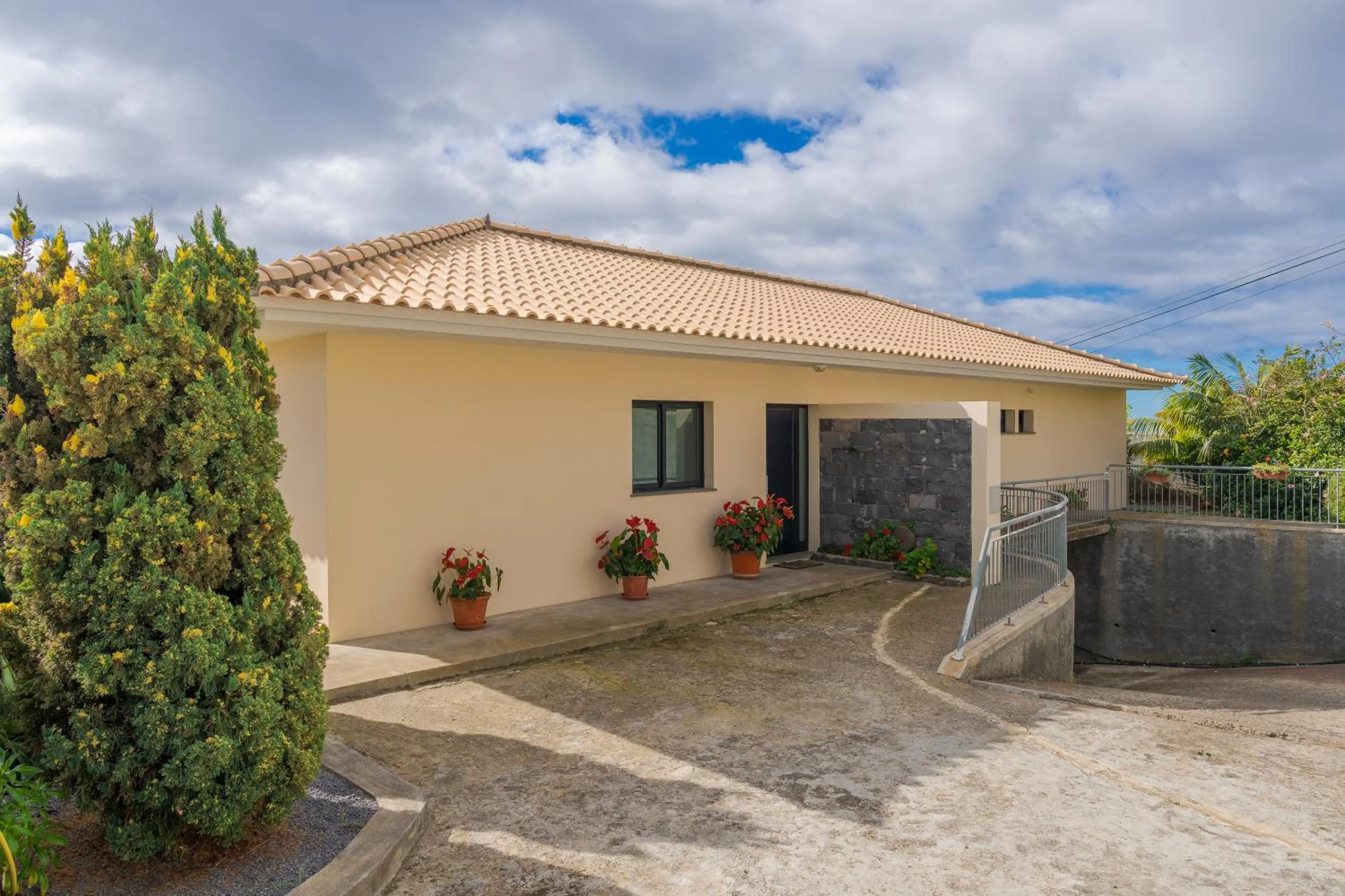 Property building in Ocean View Tabua by Holiday Rental Madeira