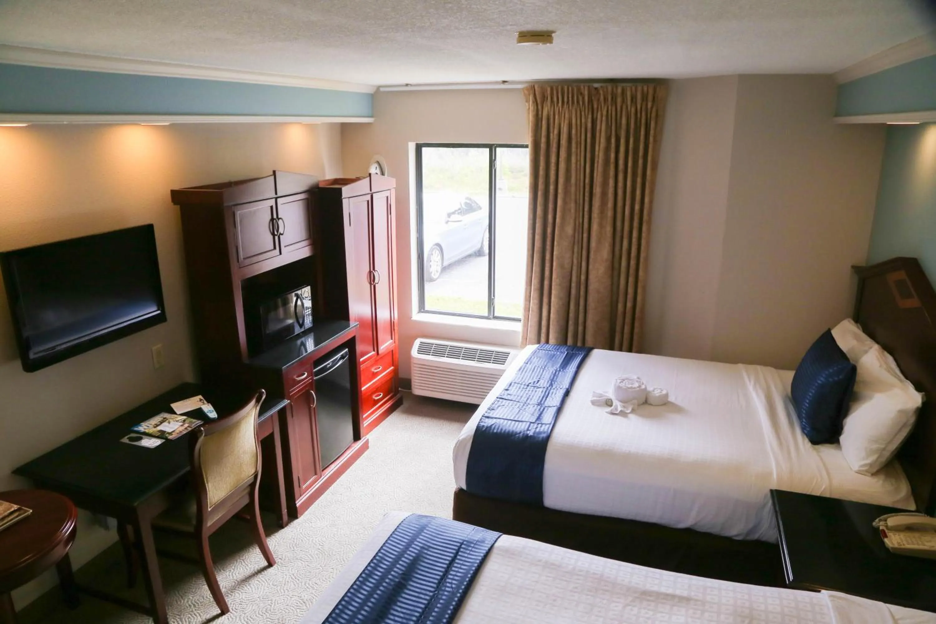 Photo of the whole room, Bed in Destiny Palms Hotel Maingate West