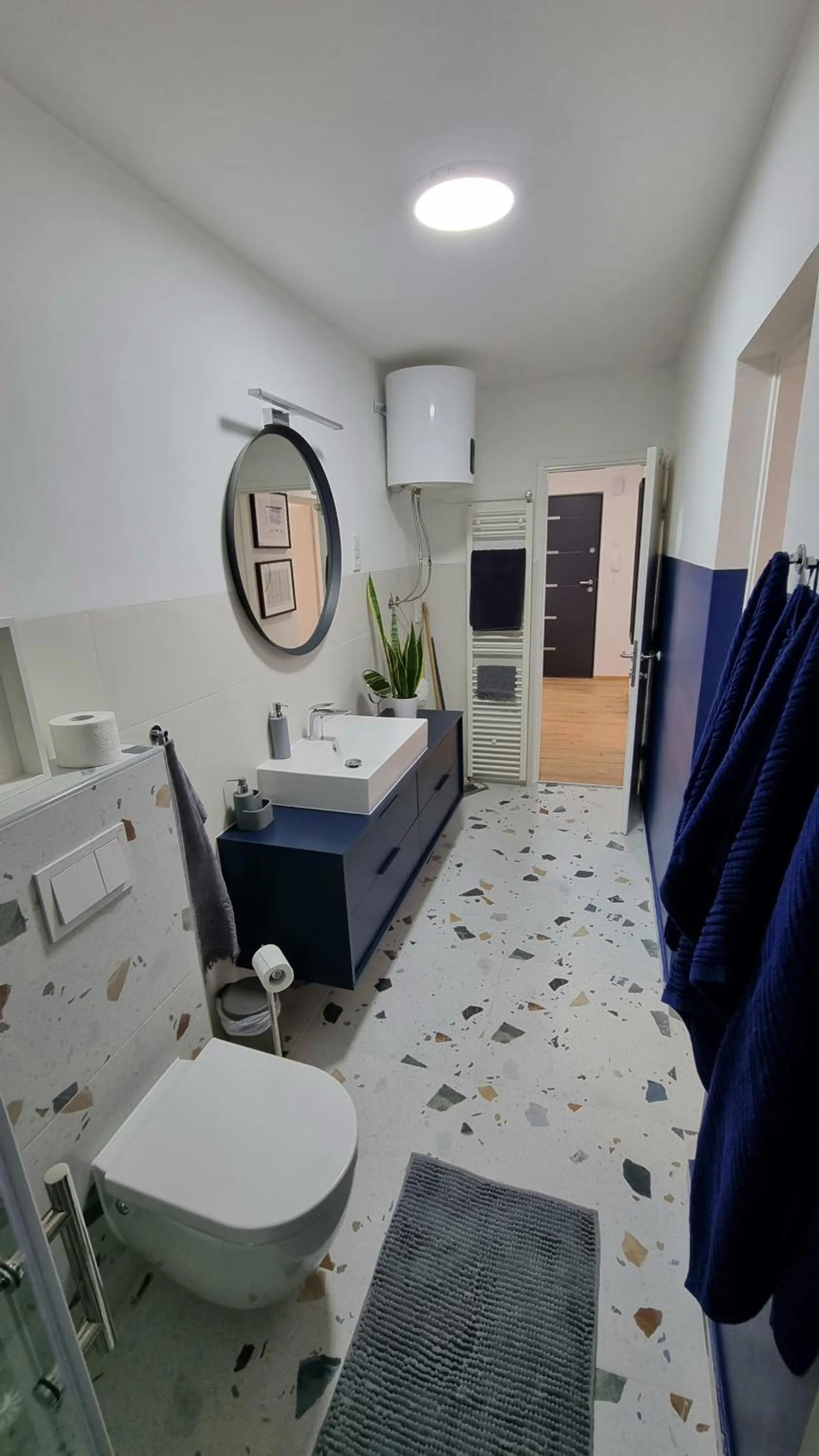 Bathroom, Bed in Apartman H8