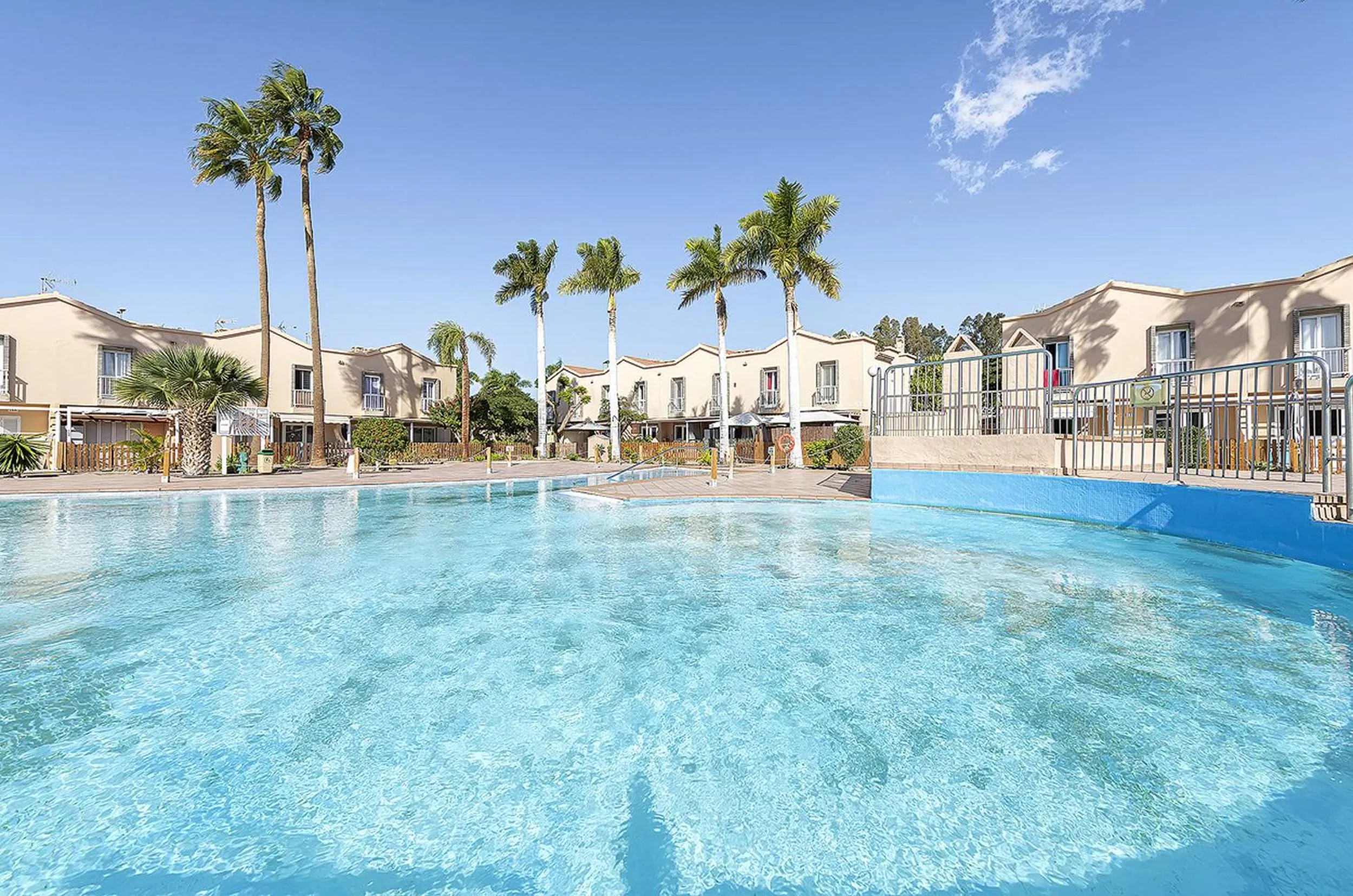 Swimming pool in Villetta Green oasis club
