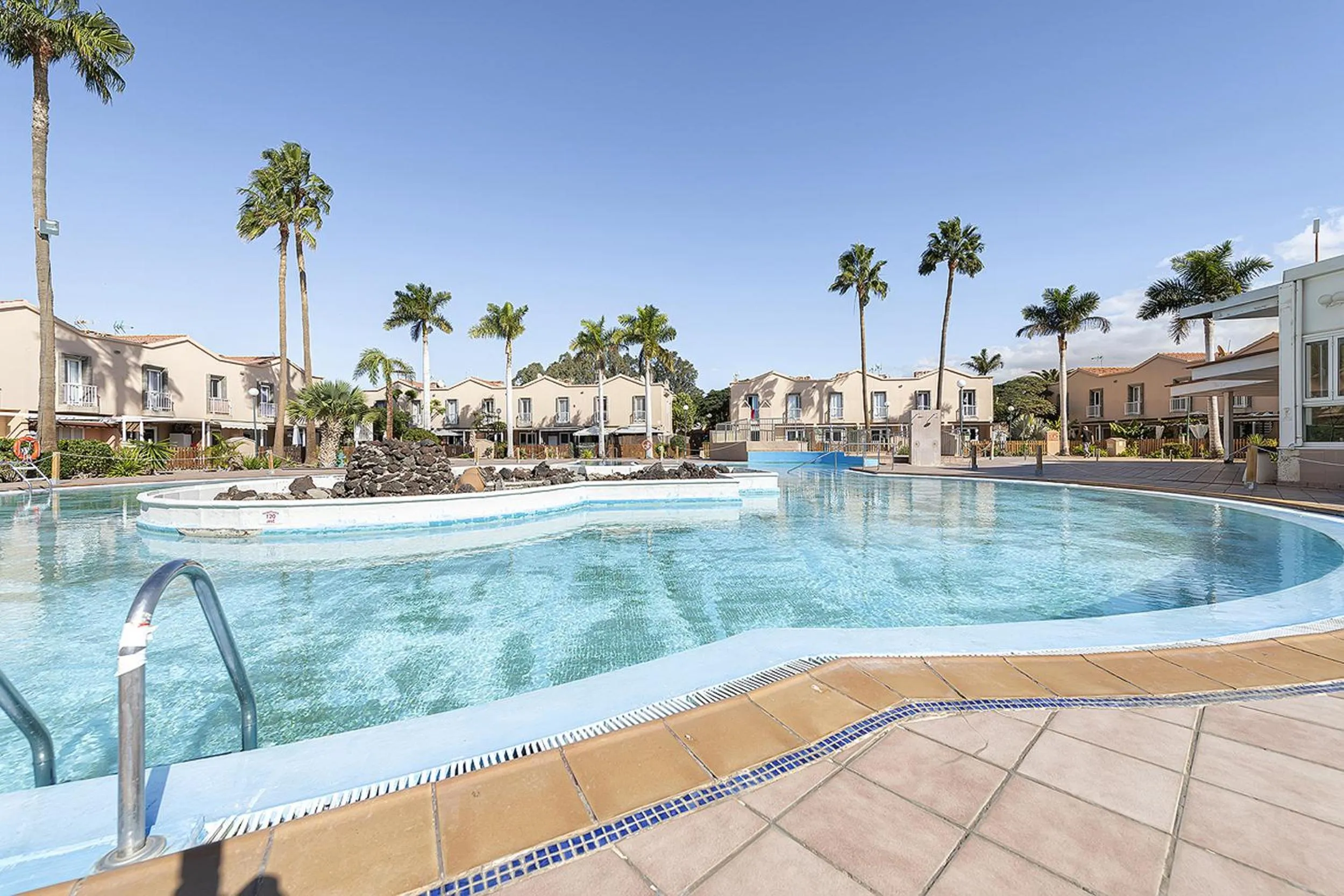 Swimming pool in Villetta Green oasis club