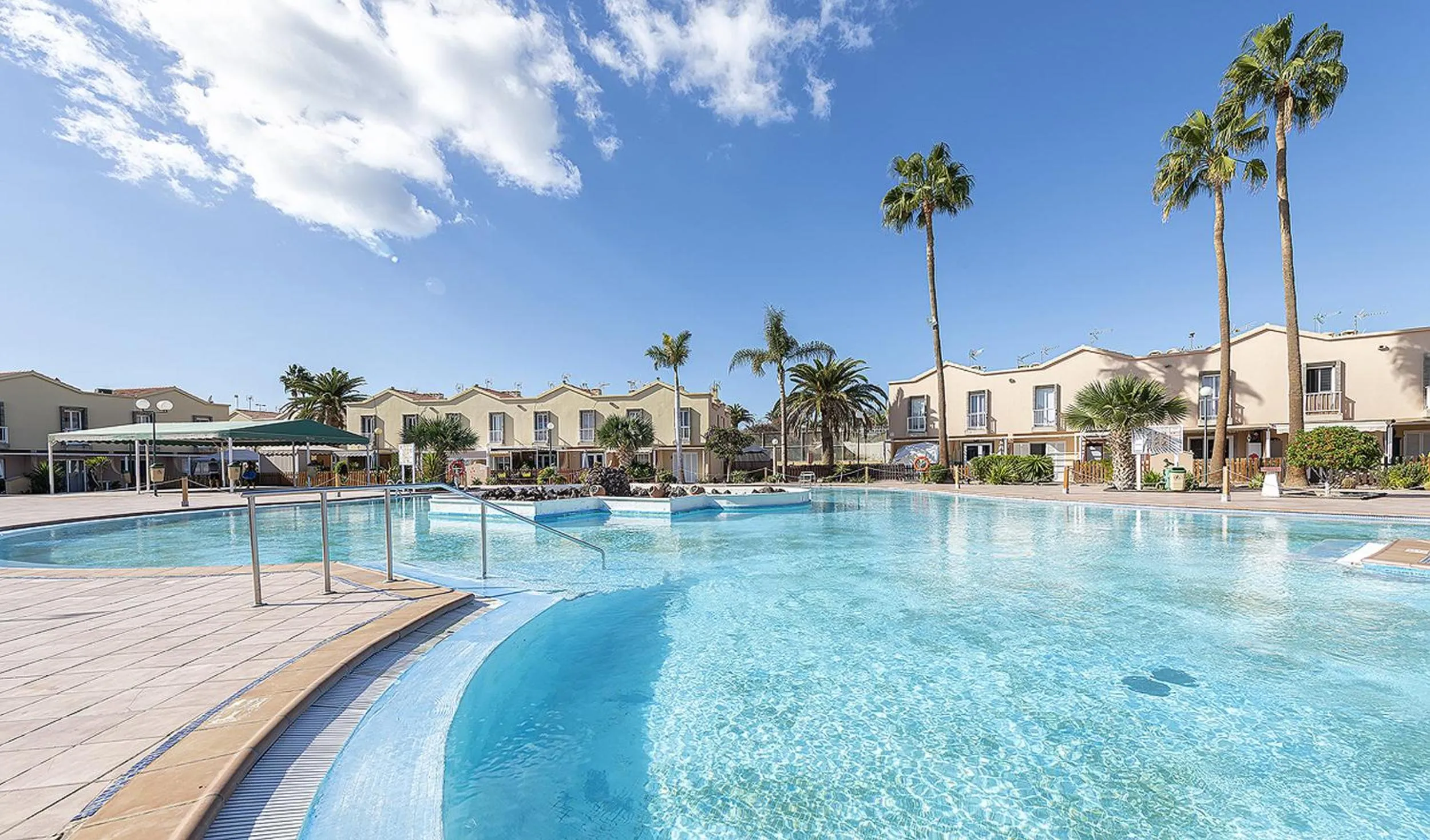 Swimming pool in Villetta Green oasis club