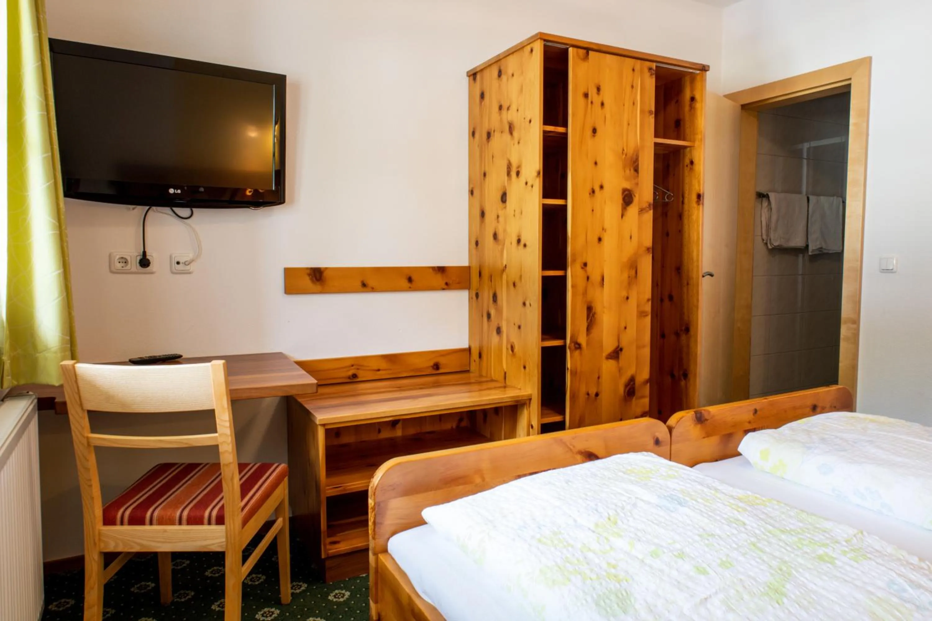 TV and multimedia, Bed in Gasthof Dreiländereck