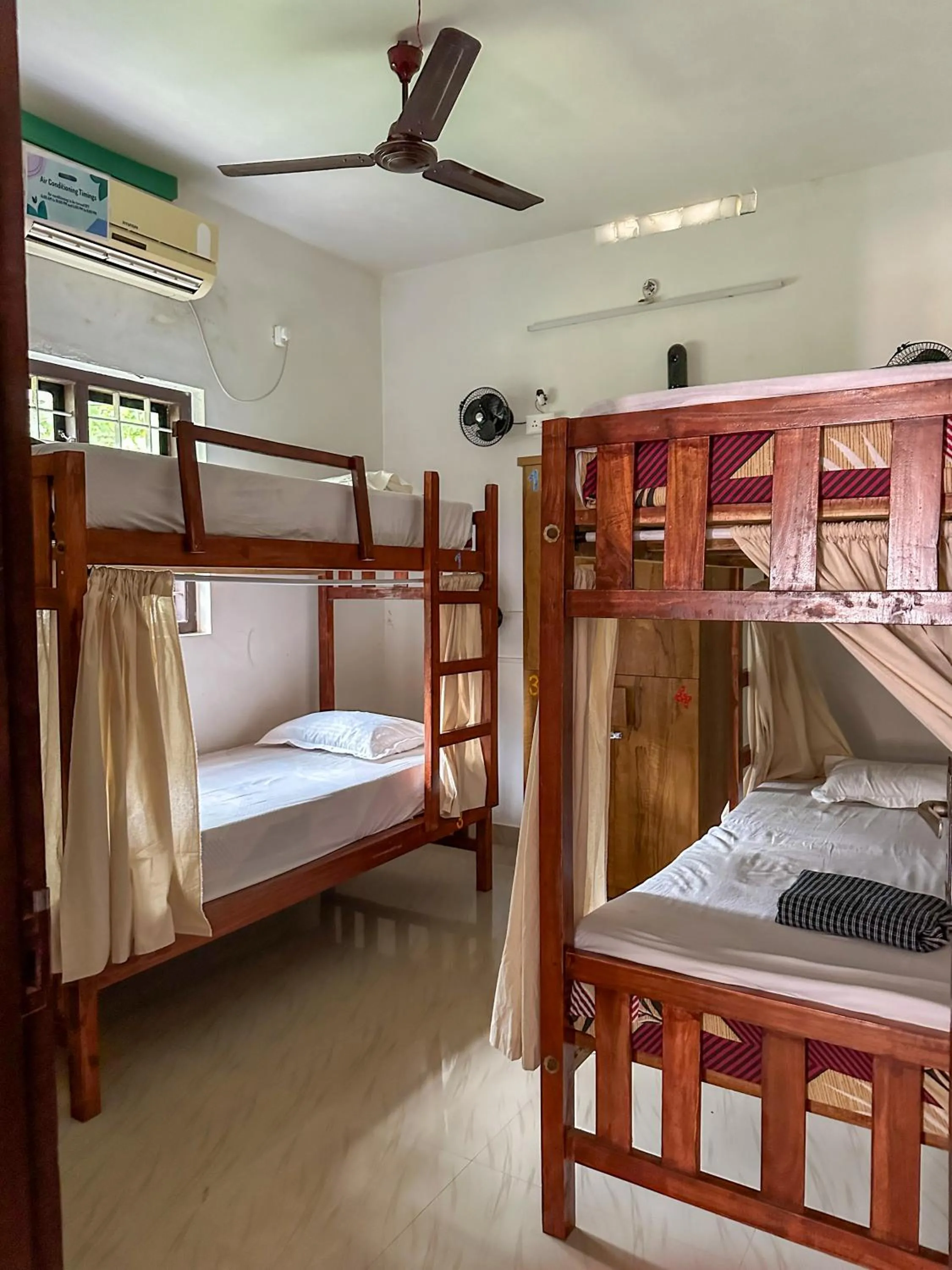 Bed in 8-Bed Mixed Dormitory Room in Molly's Hostel