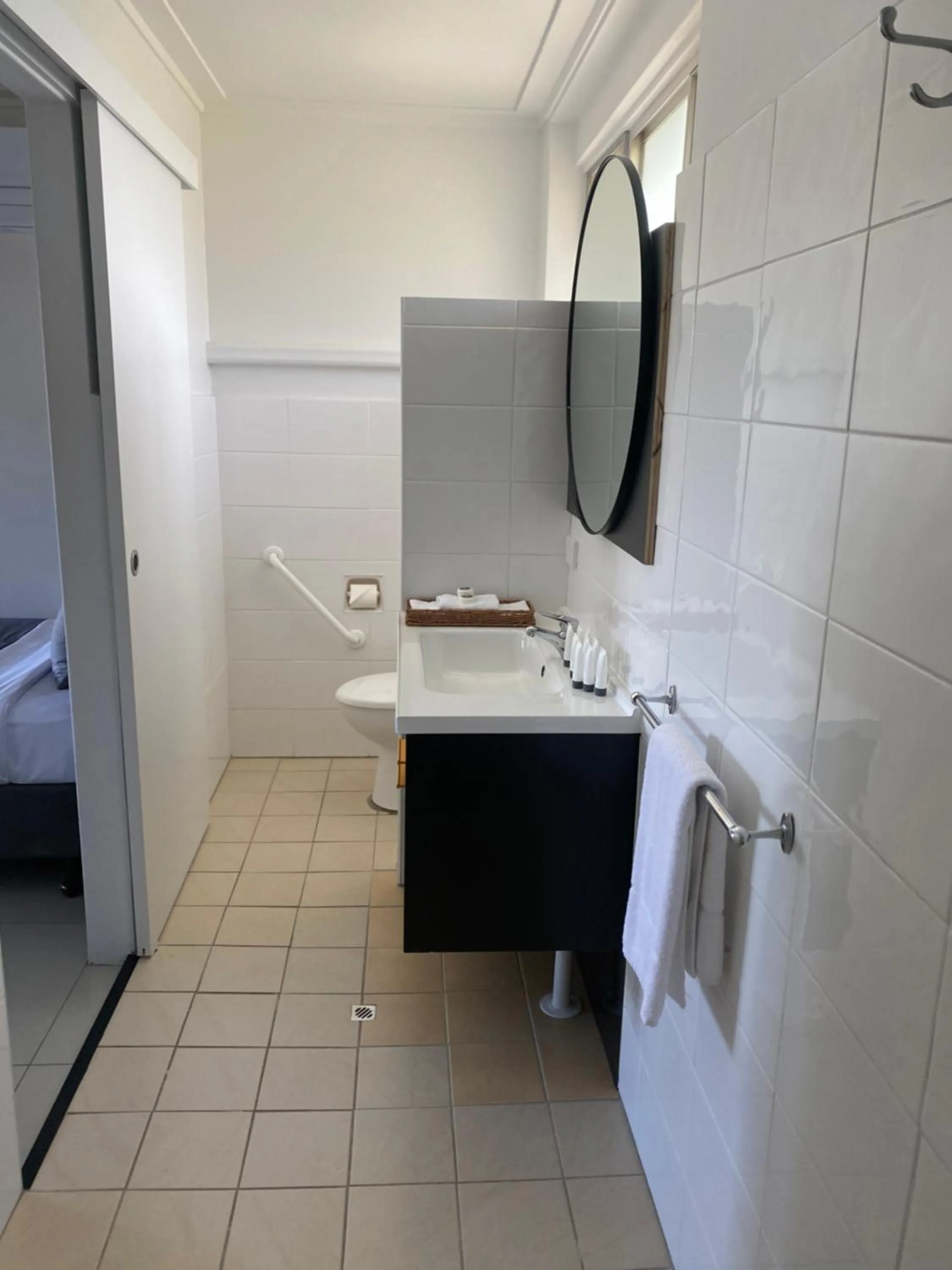 Bathroom in The Seaview Tavern Motel