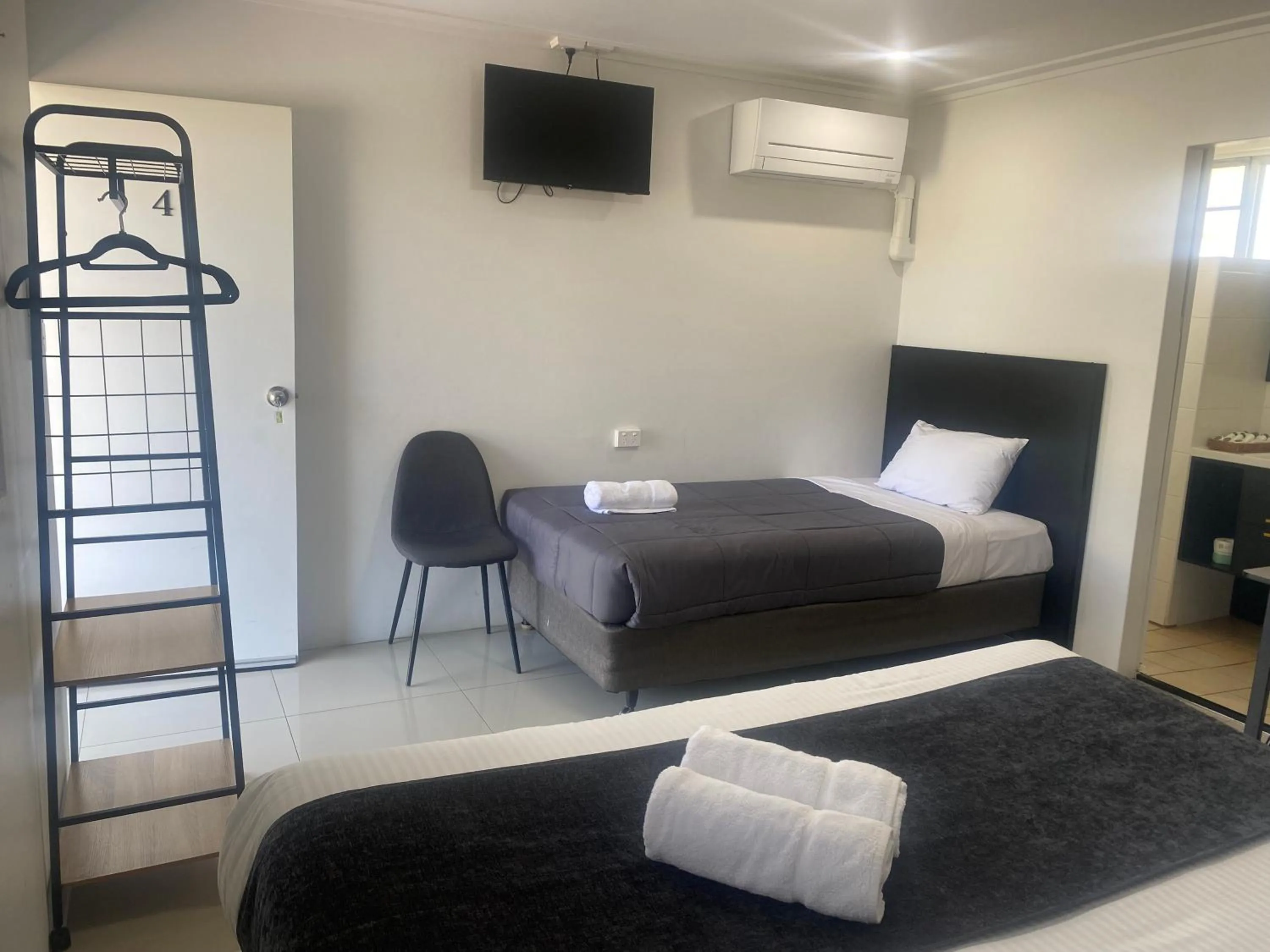 Bed in The Seaview Tavern Motel