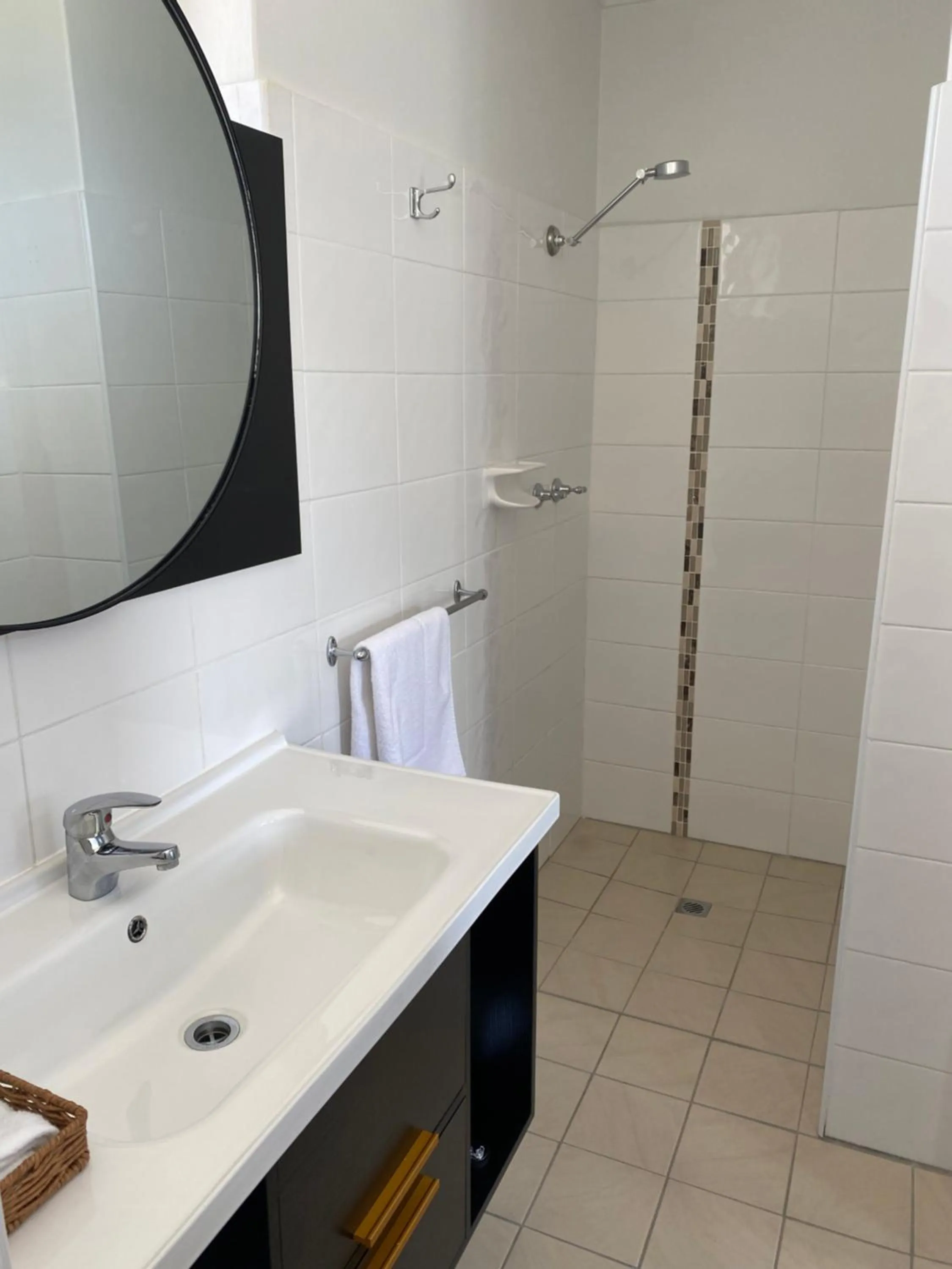 Bathroom in The Seaview Tavern Motel