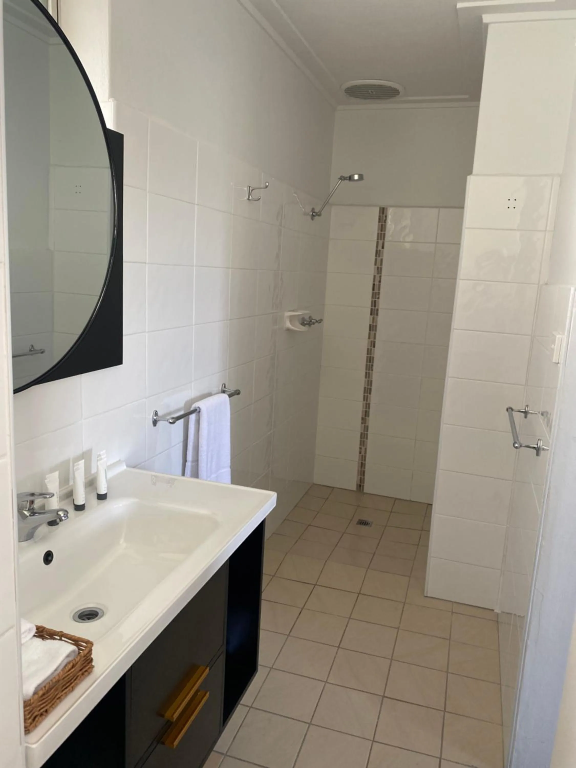 Bathroom in The Seaview Tavern Motel