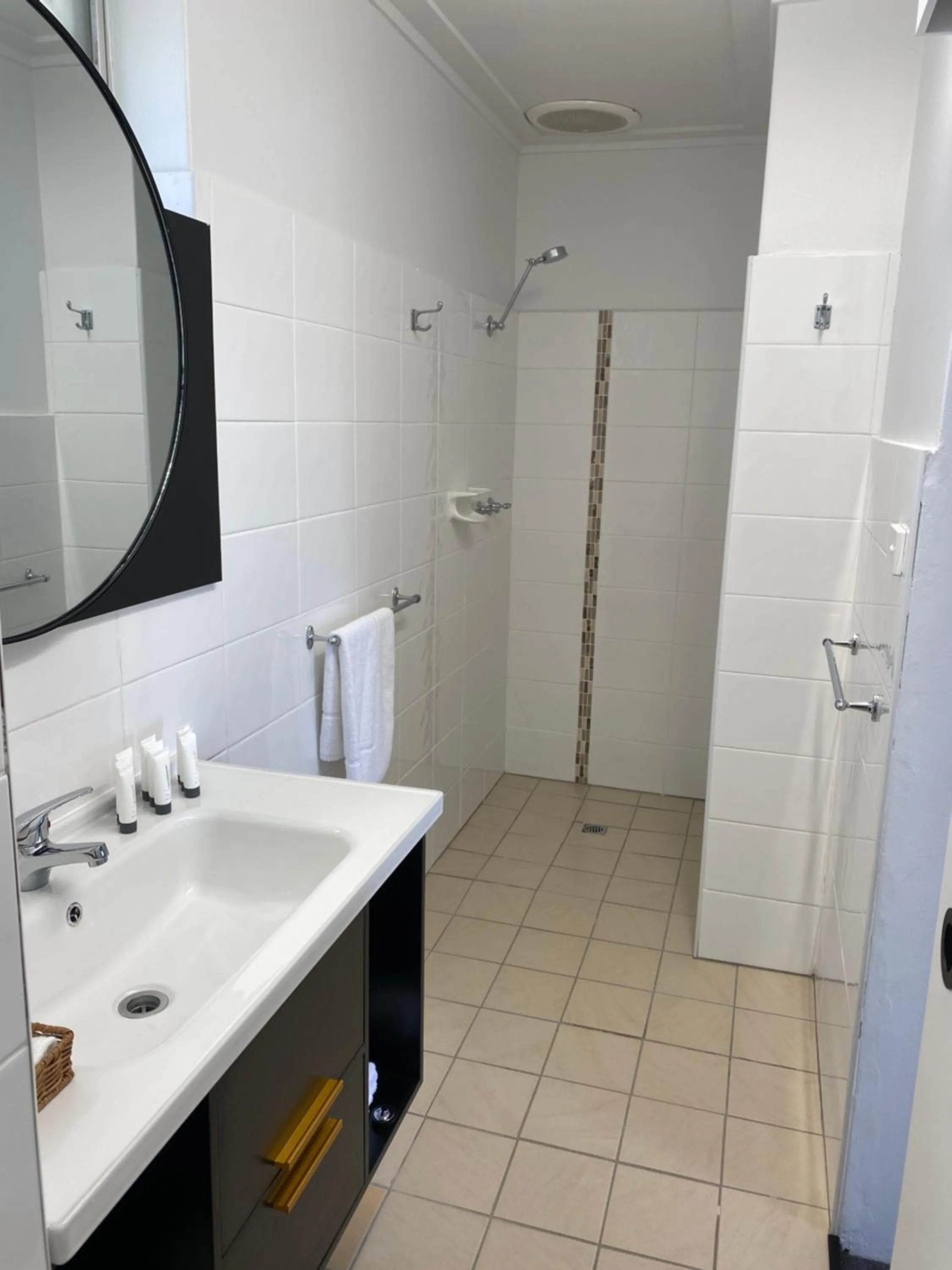 Bathroom in The Seaview Tavern Motel