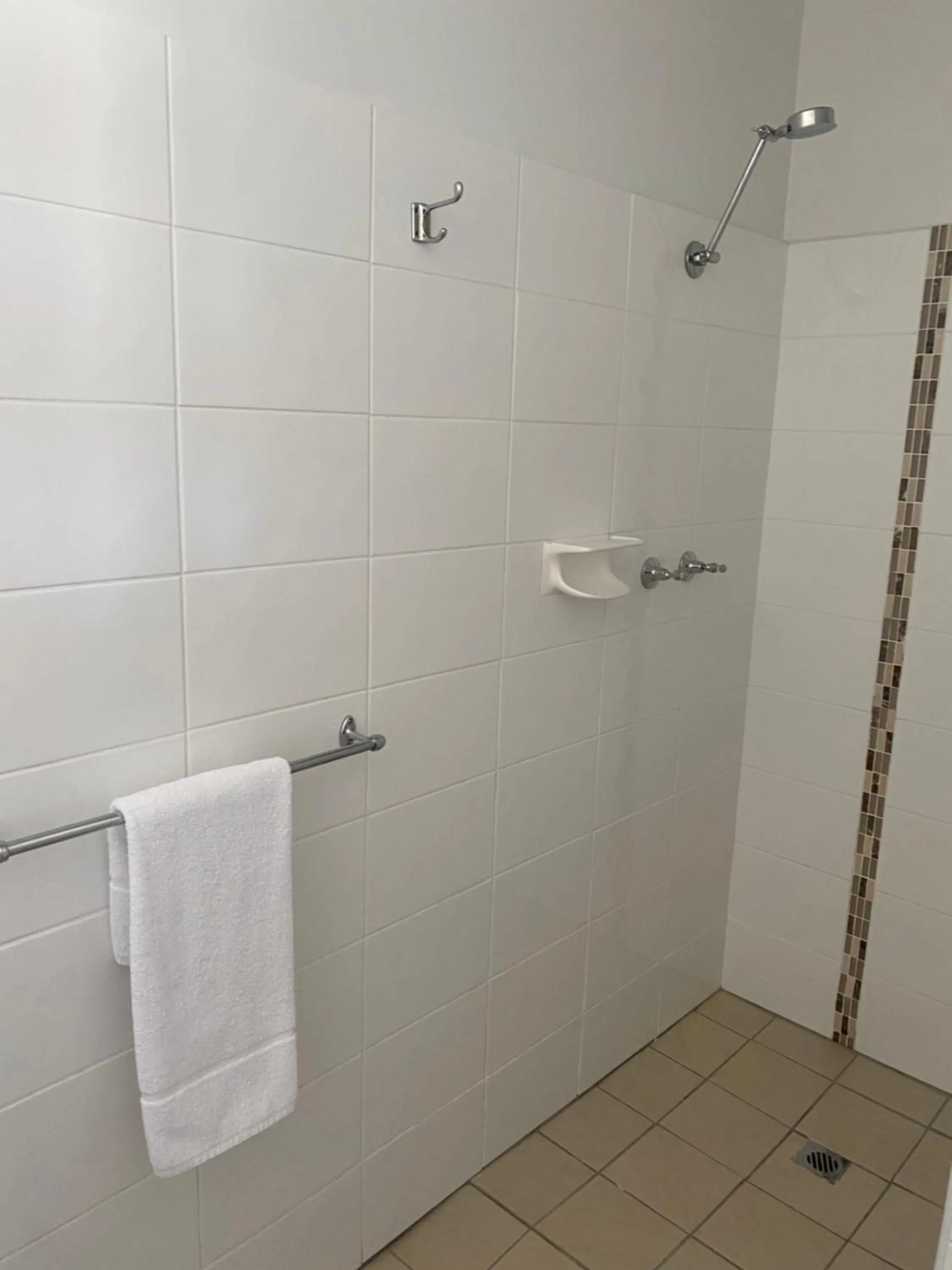 Bathroom in The Seaview Tavern Motel