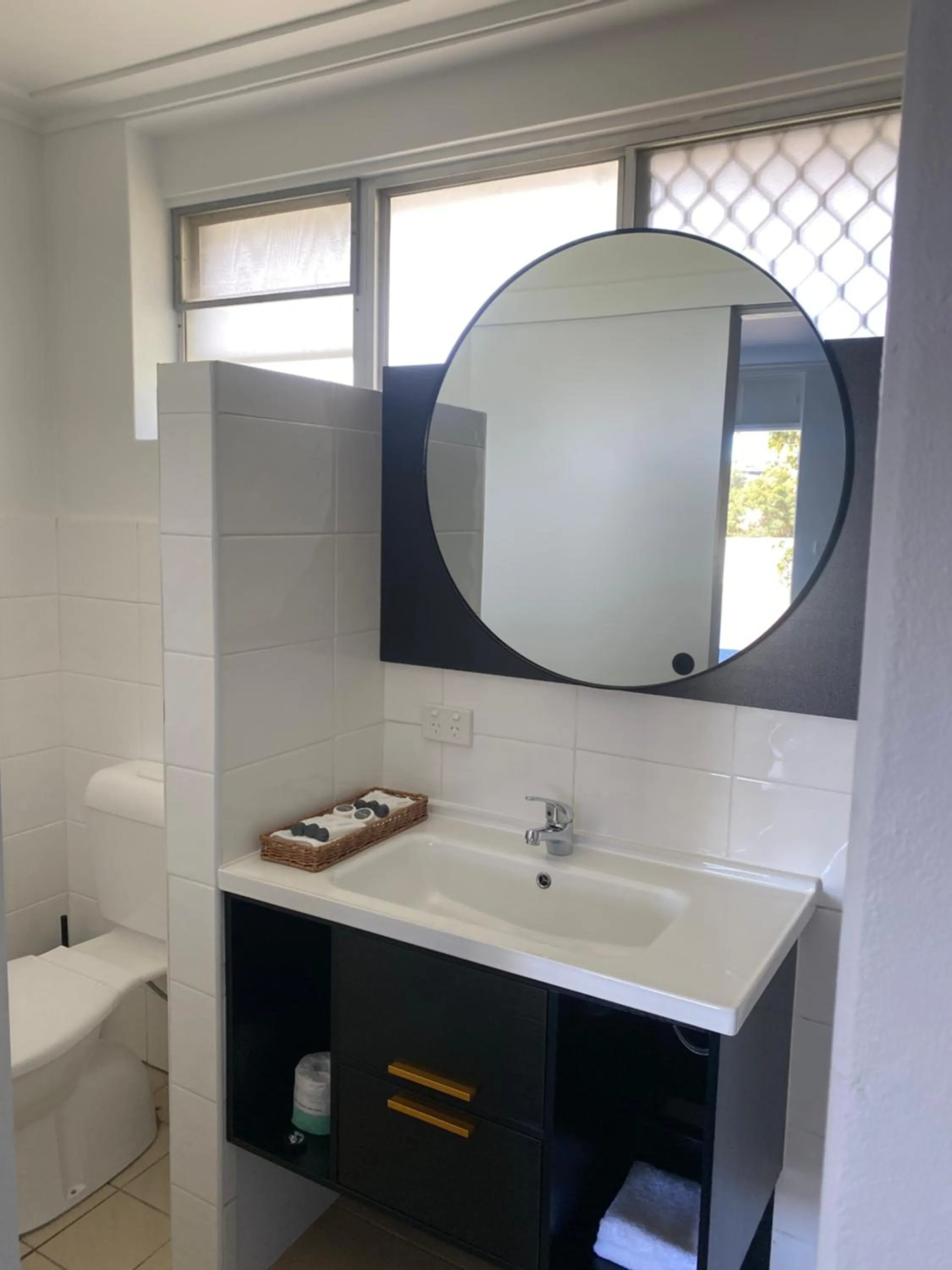 Bathroom in The Seaview Tavern Motel