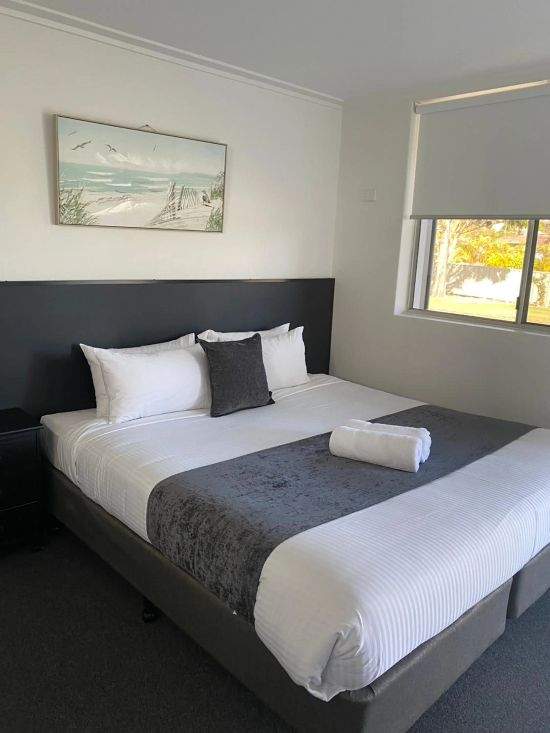 Bed in The Seaview Tavern Motel