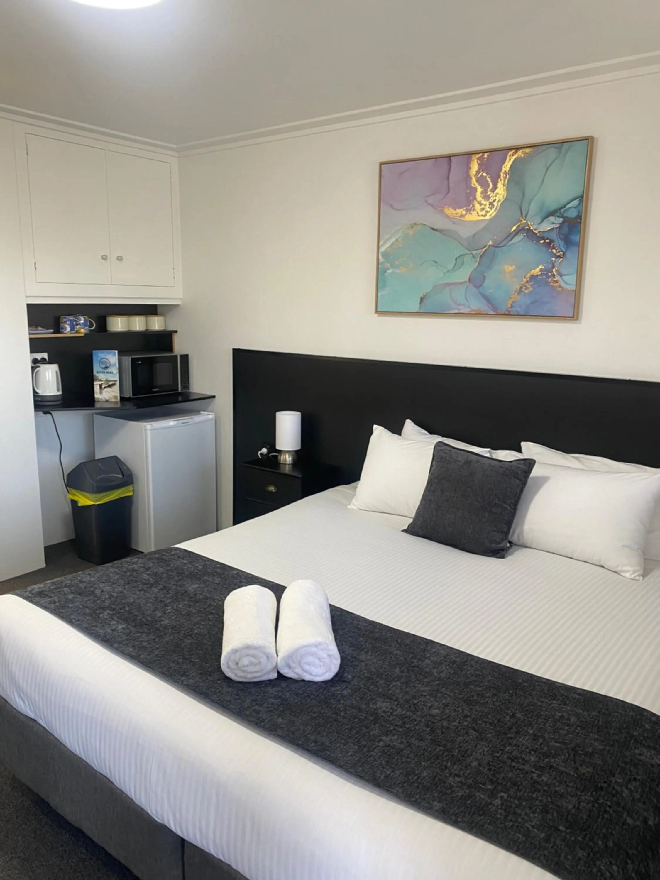 Bed in The Seaview Tavern Motel