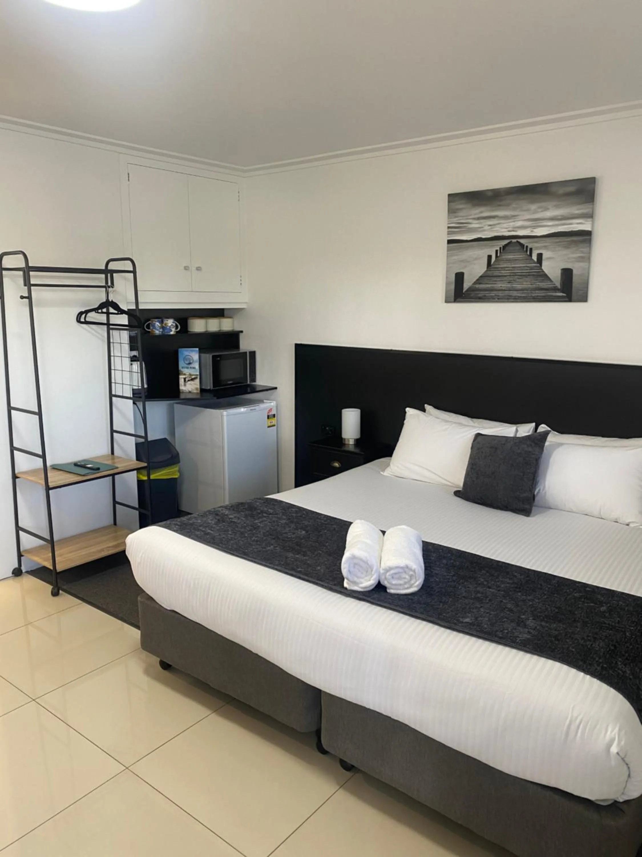 Bed in The Seaview Tavern Motel