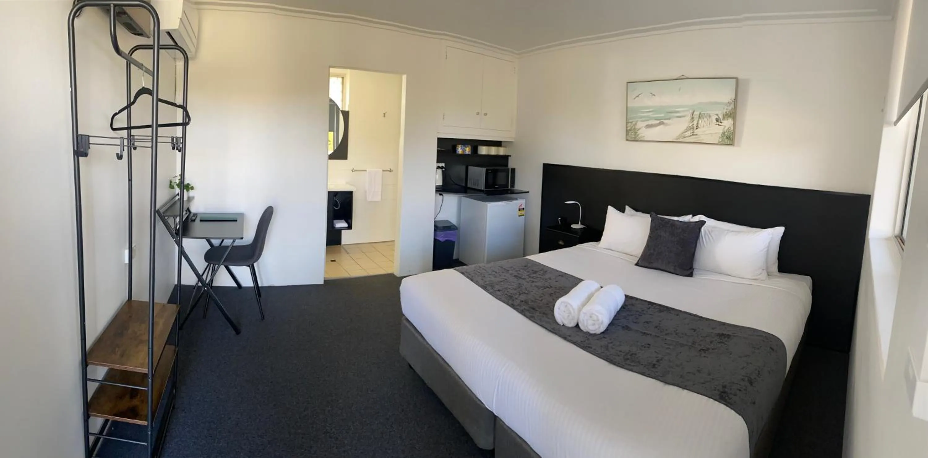 Bedroom, Bed in The Seaview Tavern Motel