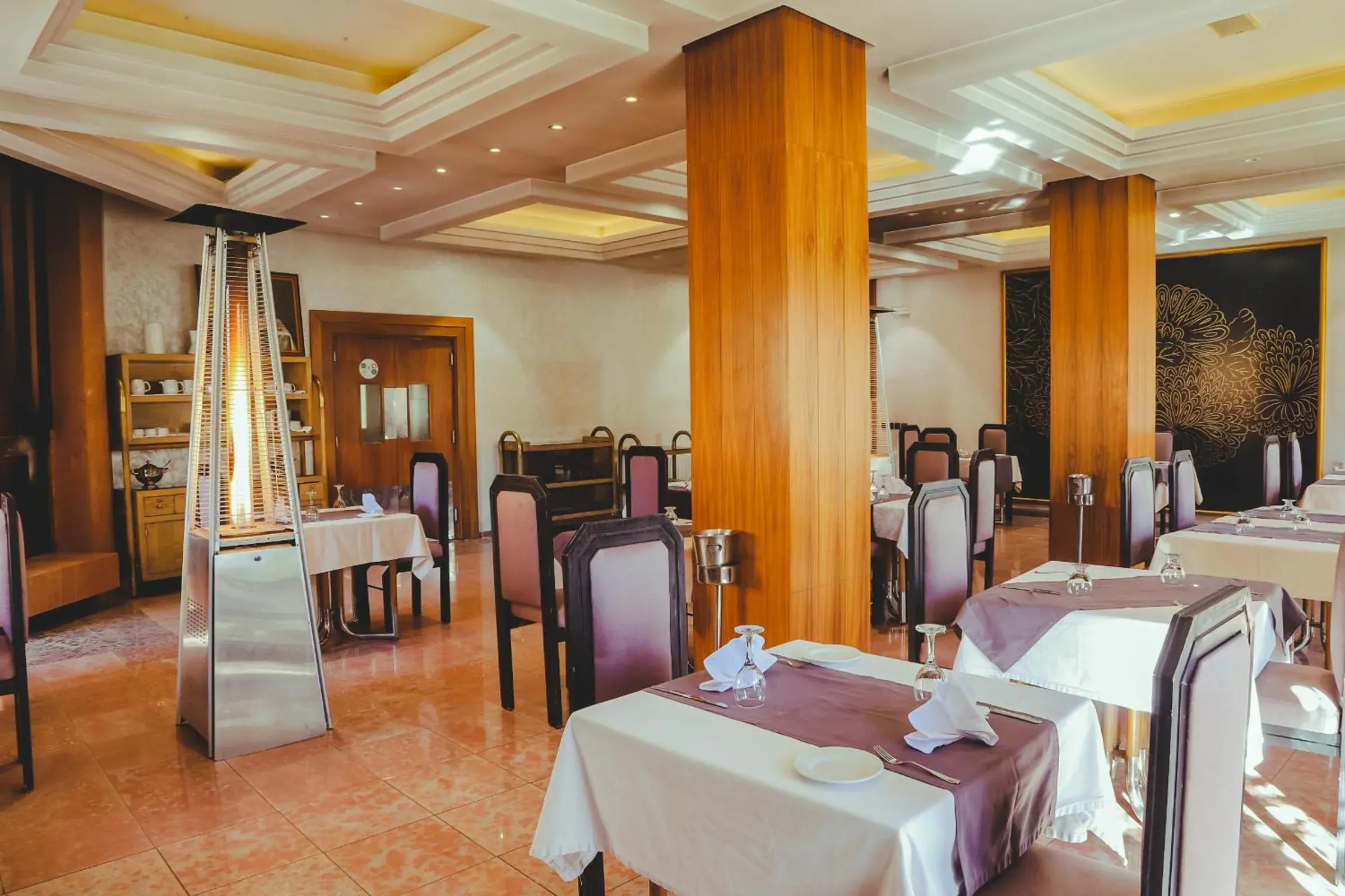 Restaurant/places to eat in Hotel Perce Neige Restaurant/places to eat in Hotel Perce Neige