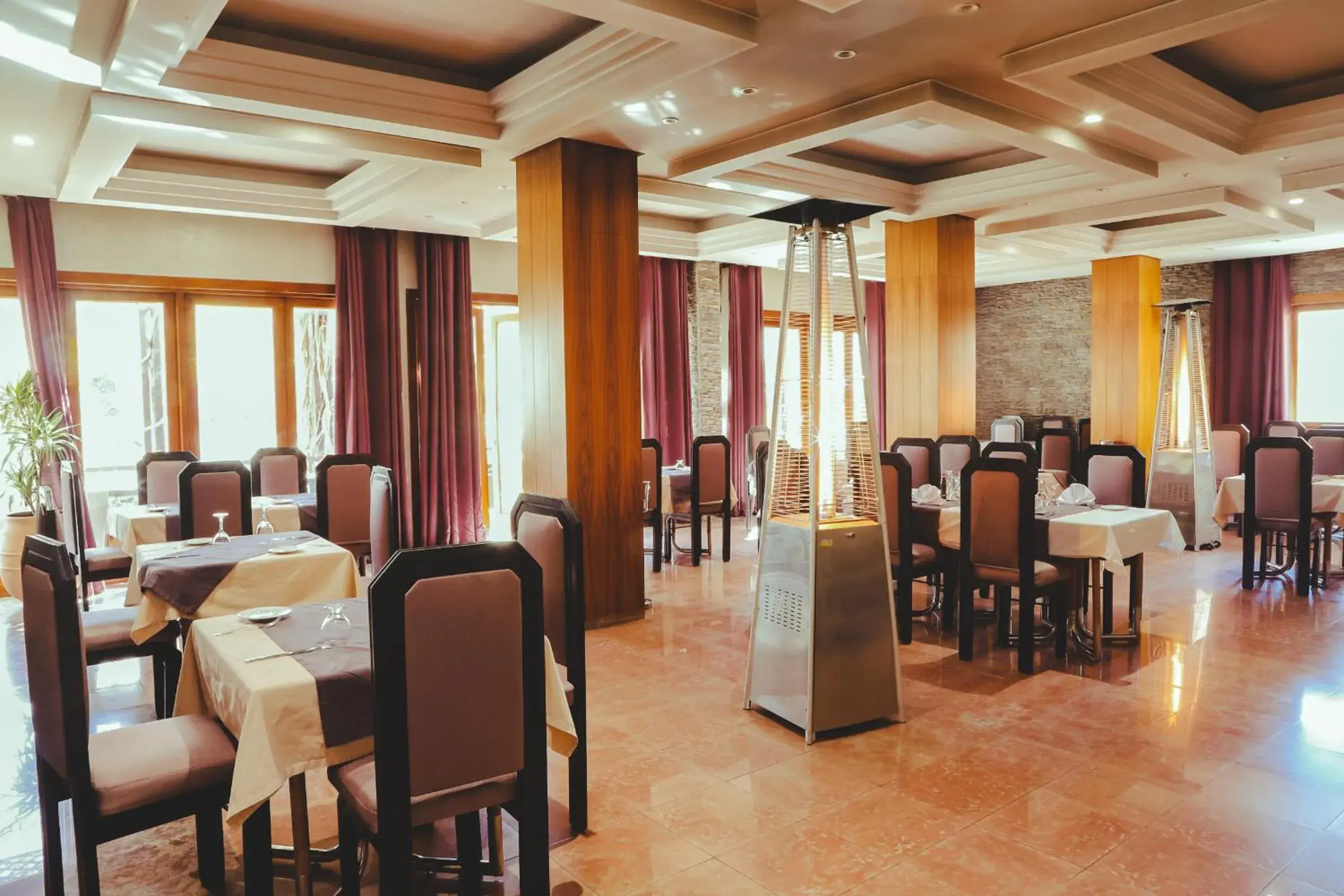 Restaurant/places to eat in Hotel Perce Neige Restaurant/places to eat in Hotel Perce Neige