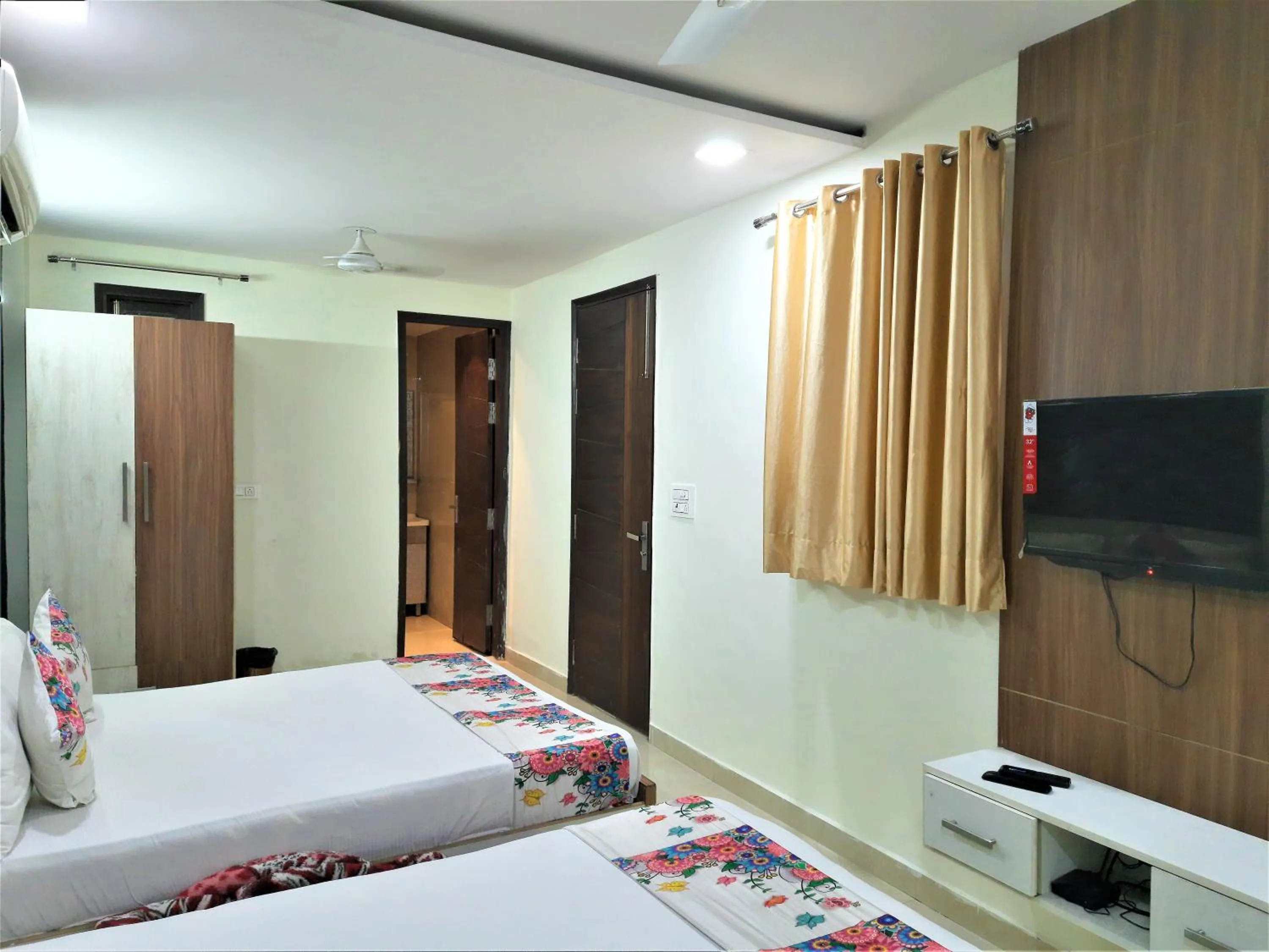 Bed in Hotel Le Heritage , Nizamudin Railway Station