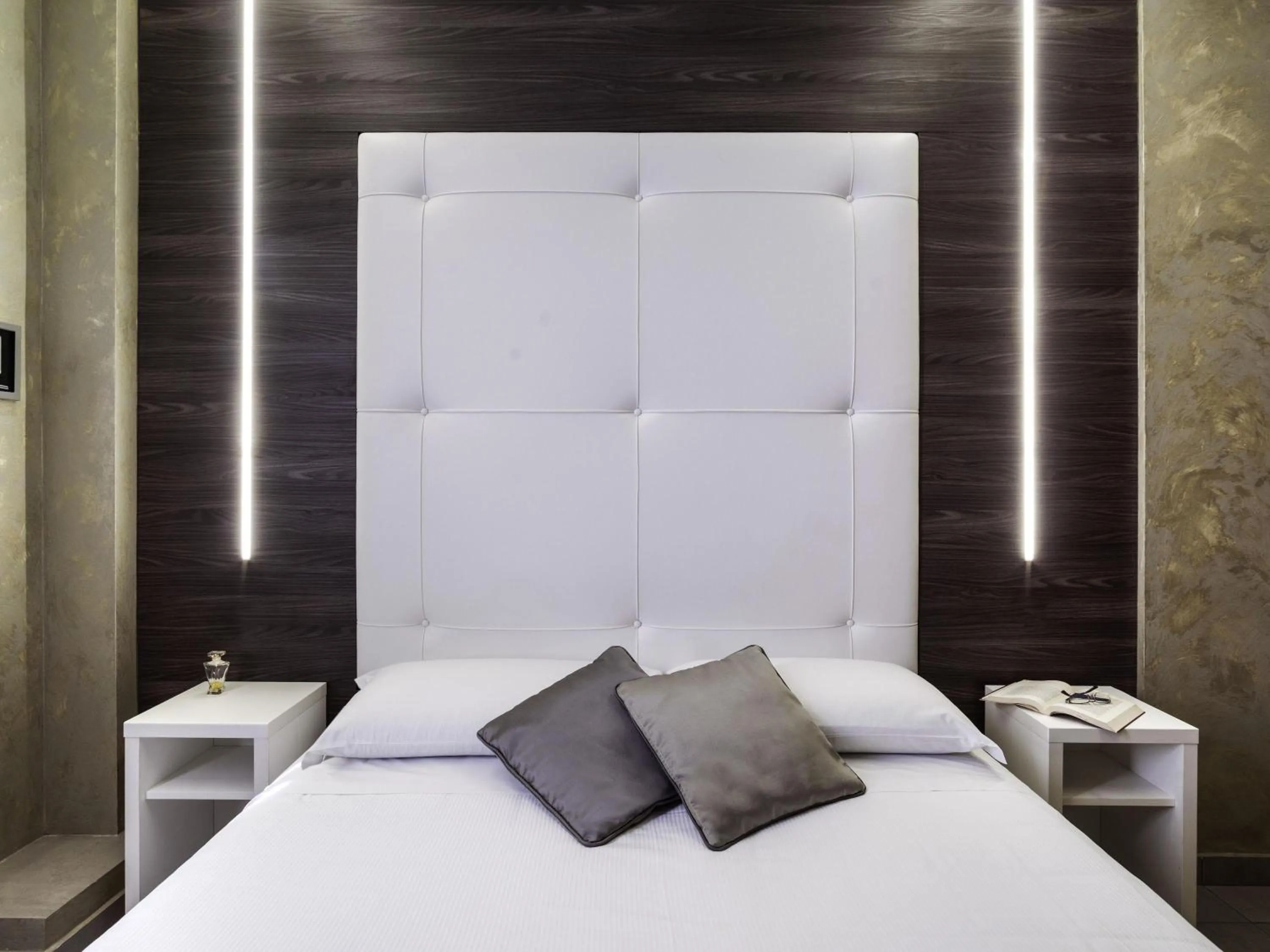 Property building, Bed in Ibis Styles Milano Centro
