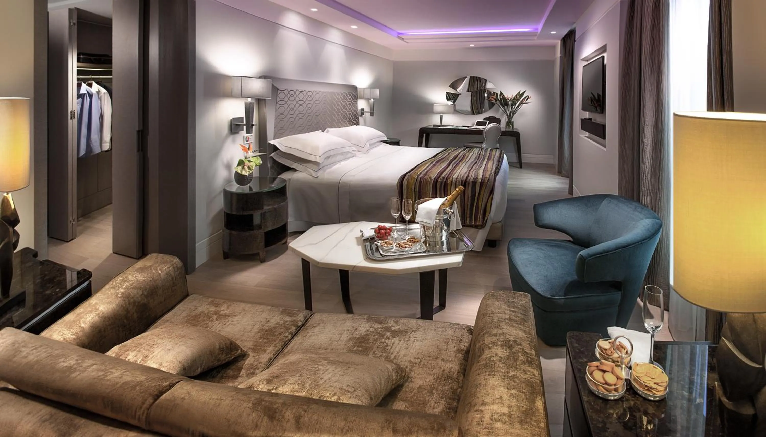 Living room, Bed in Hotel Cavour