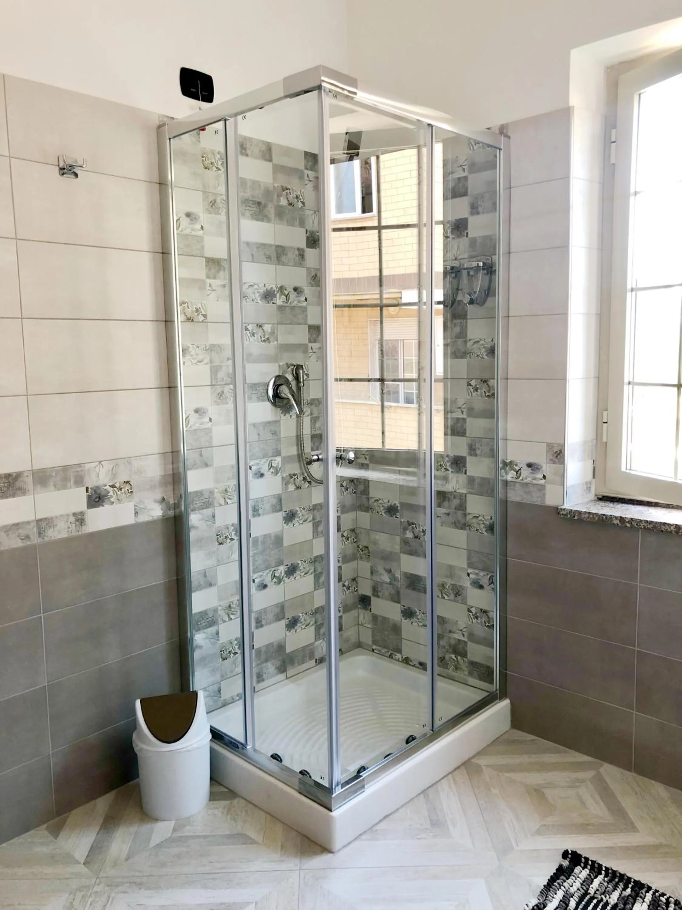 Shower in Hangar Inn