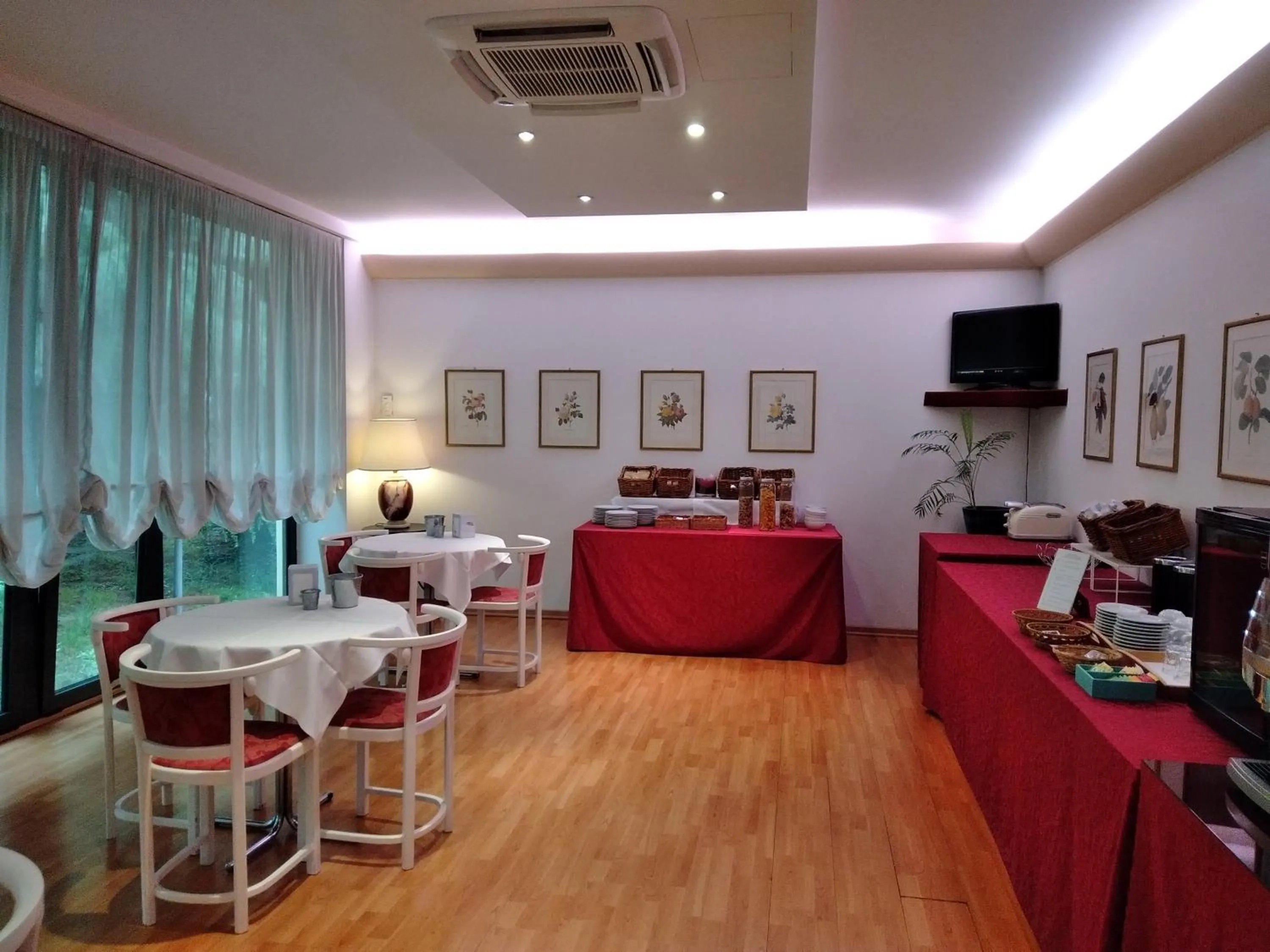 Restaurant/places to eat in Polo Hotel