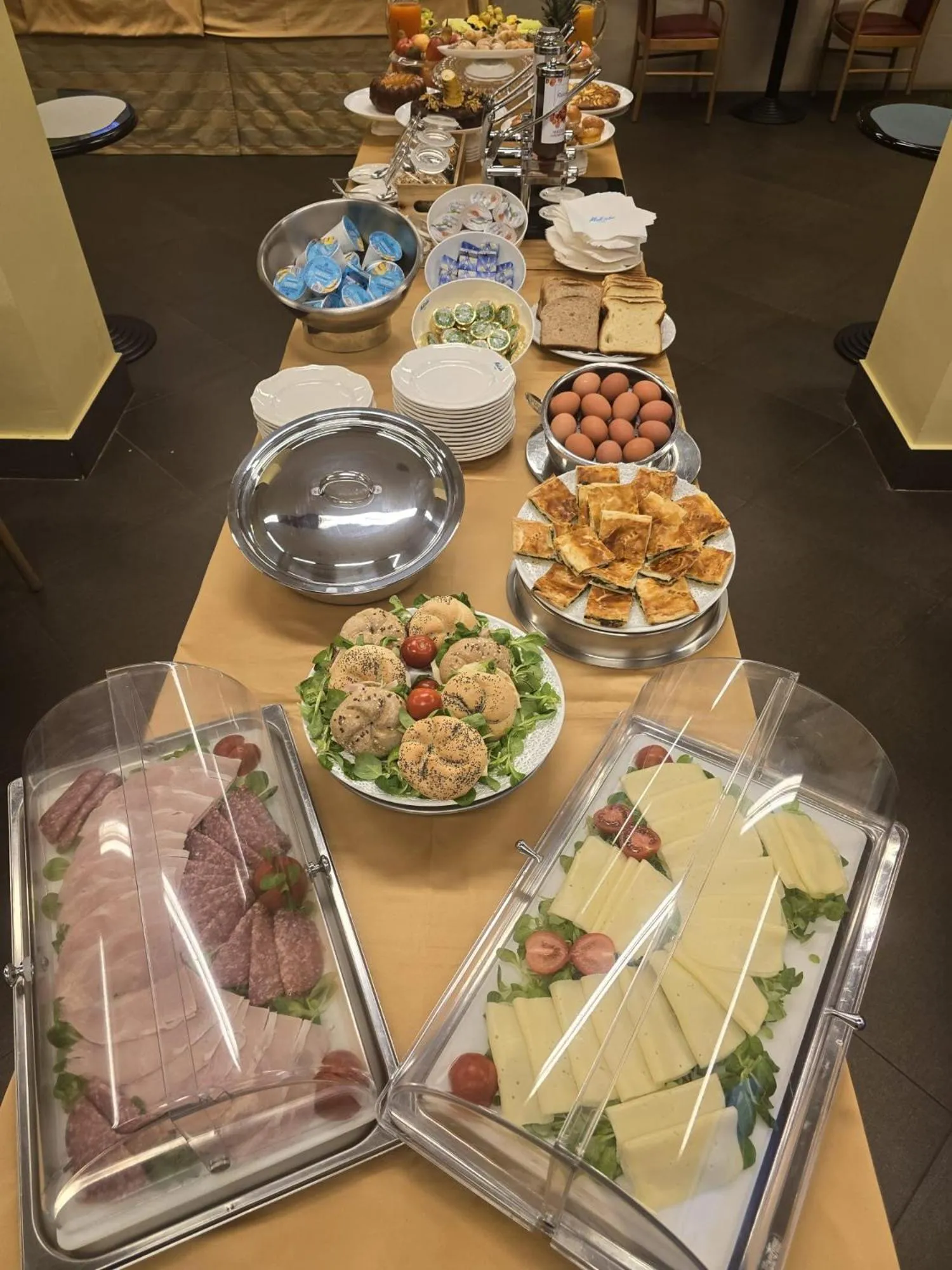 Food and drinks in Mokinba Hotels Sant'Ambroeus