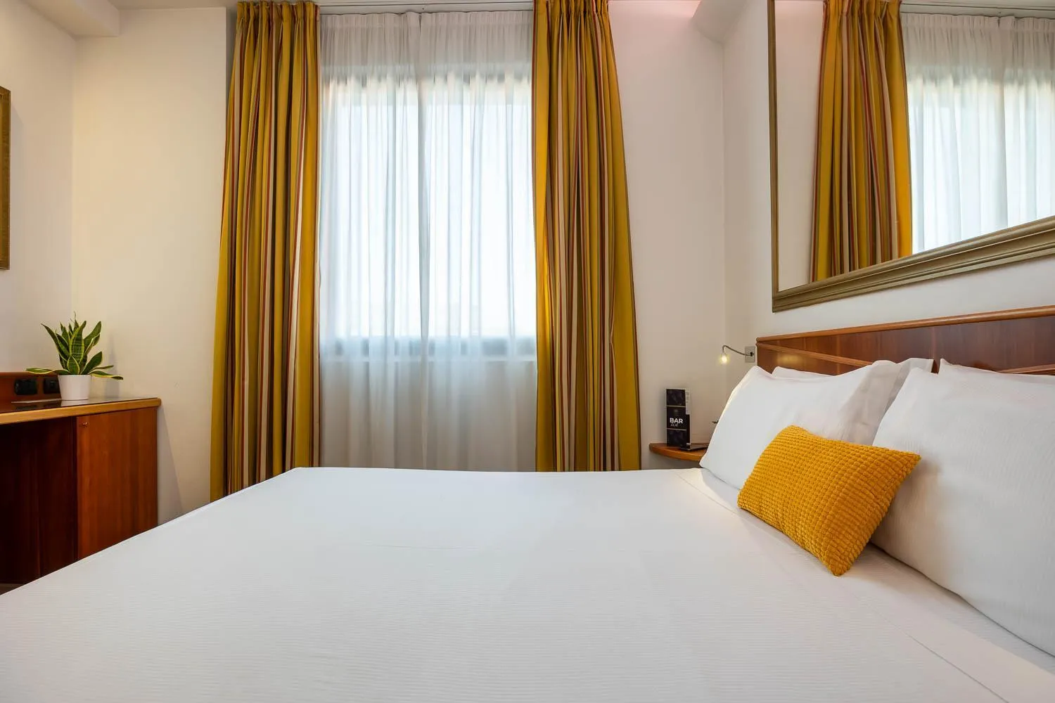 Bed in iH Hotels Milano St. John