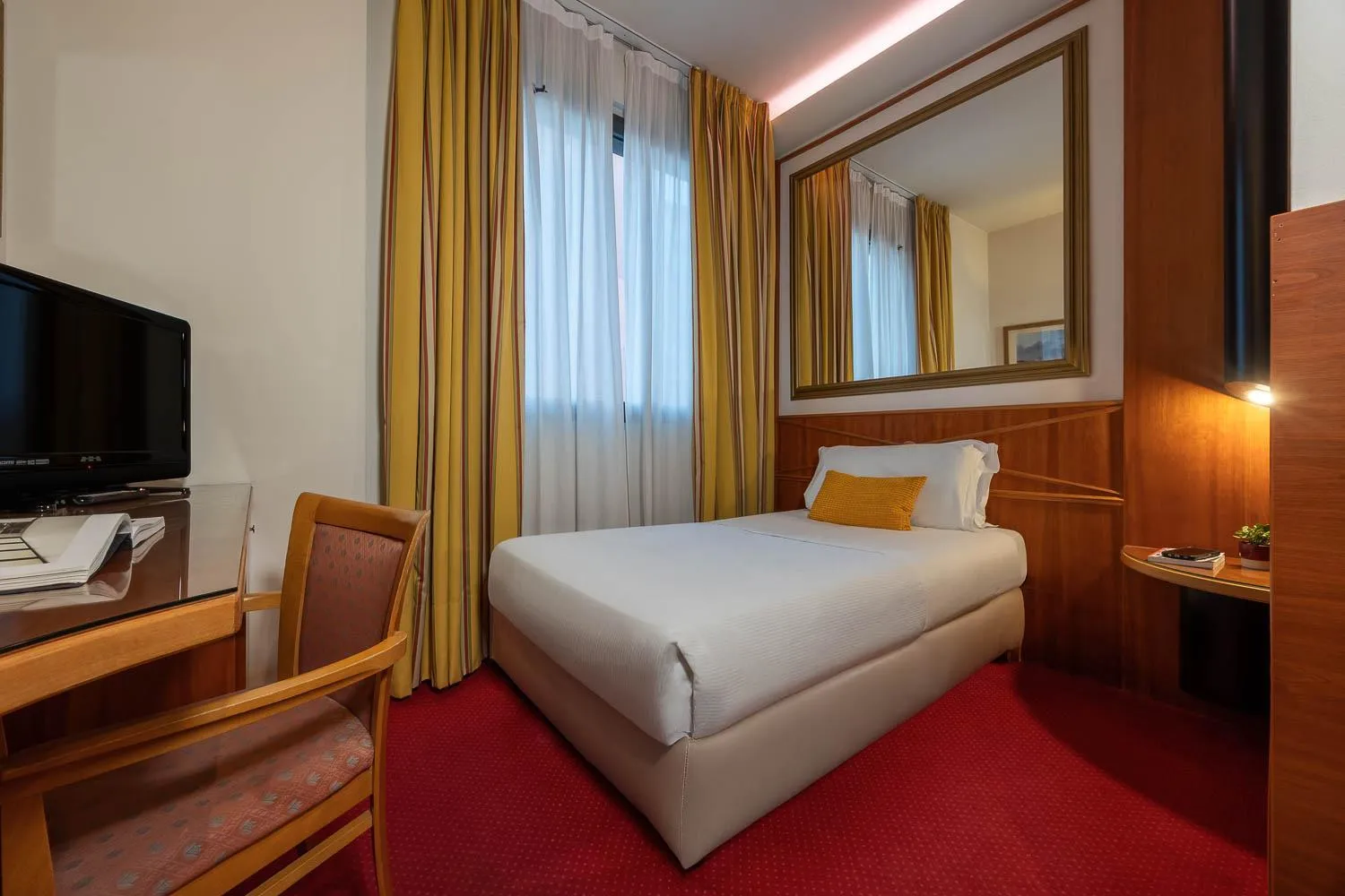 Bed in iH Hotels Milano St. John