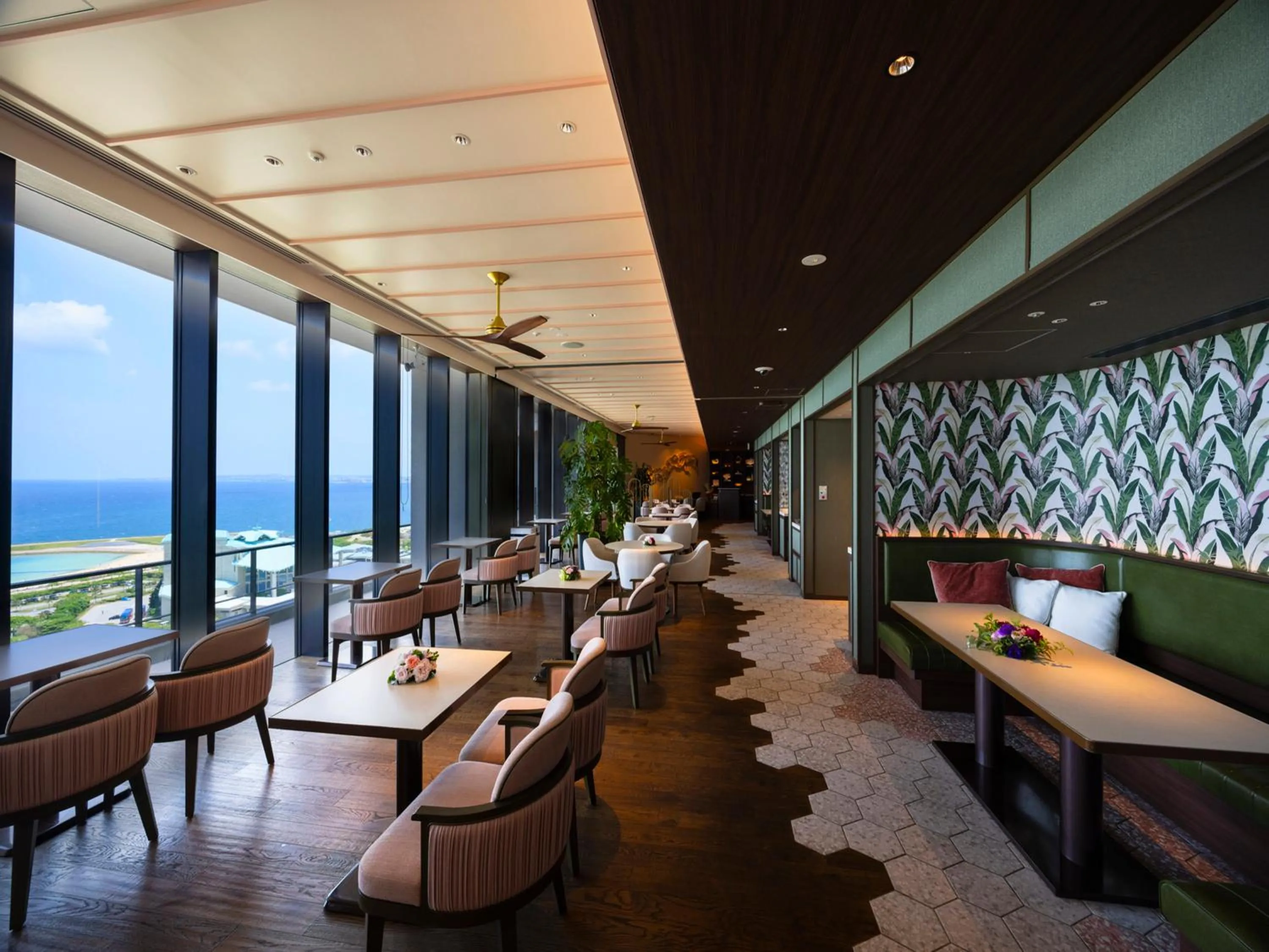 Lounge or bar in Okinawa Prince Hotel Ocean View Ginowan