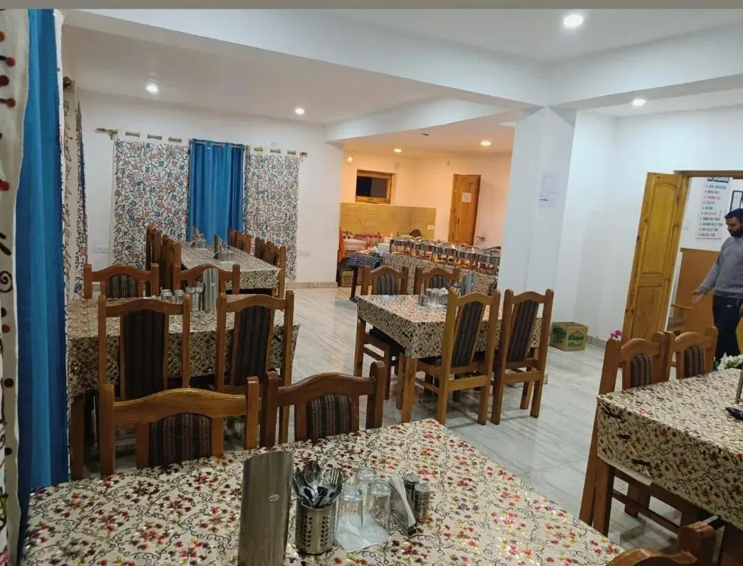 Restaurant/places to eat in Hotel Malik Residency Restaurant/places to eat in Hotel Malik Residency