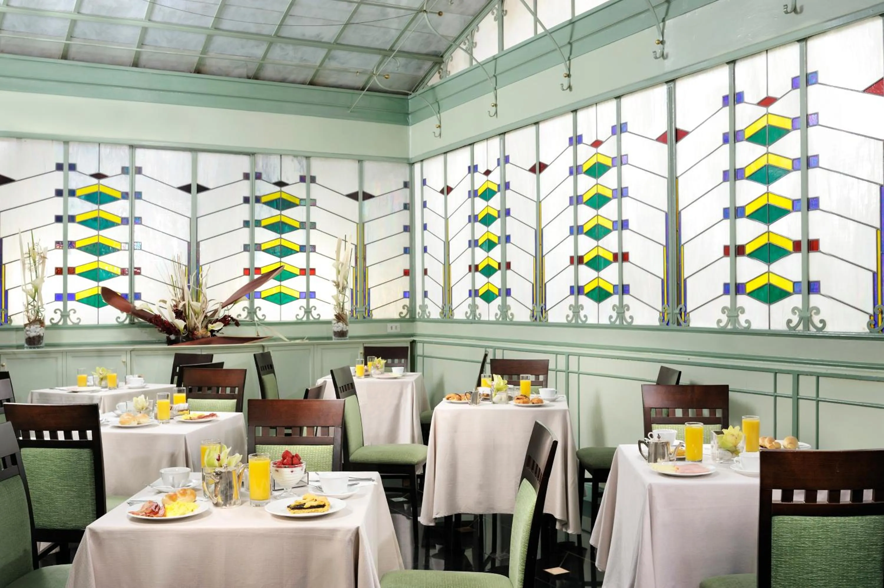 Restaurant/Places to Eat in Hotel Alexandra