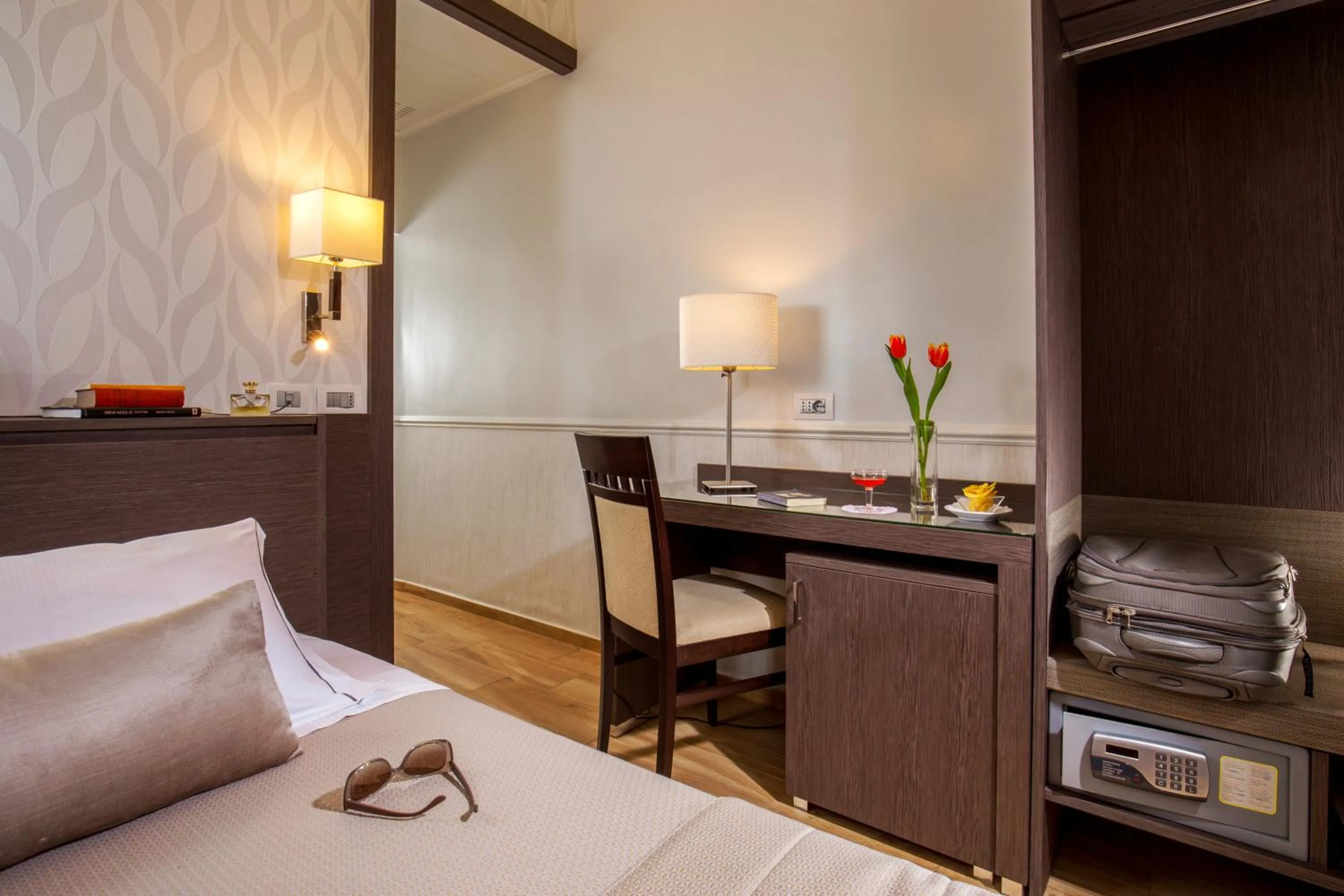 Photo of the whole room, TV/Entertainment Center in Hotel Alexandra