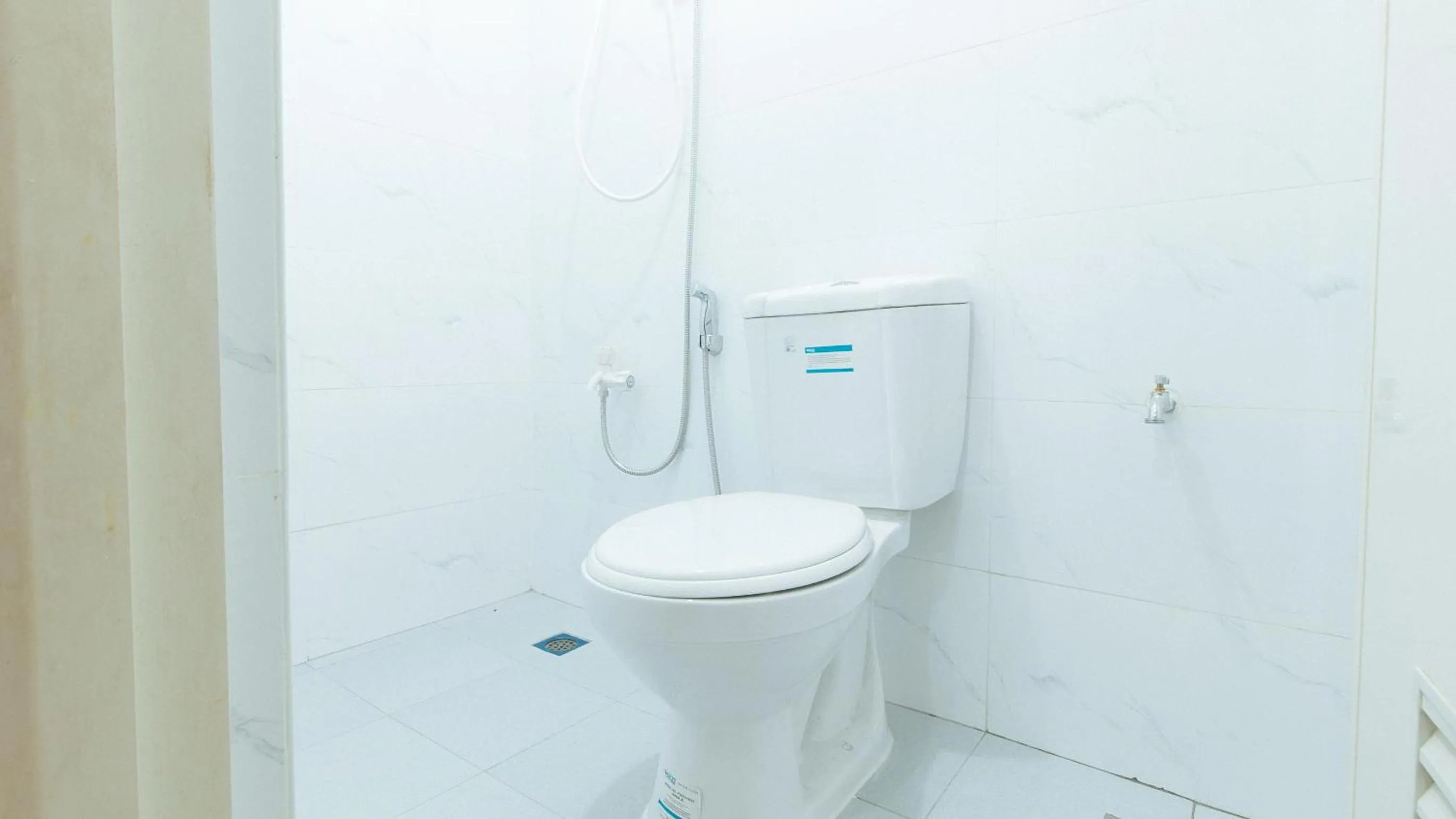 Toilet in RedDoorz Sonia Unidos Magroves Garden Resort RedPartner